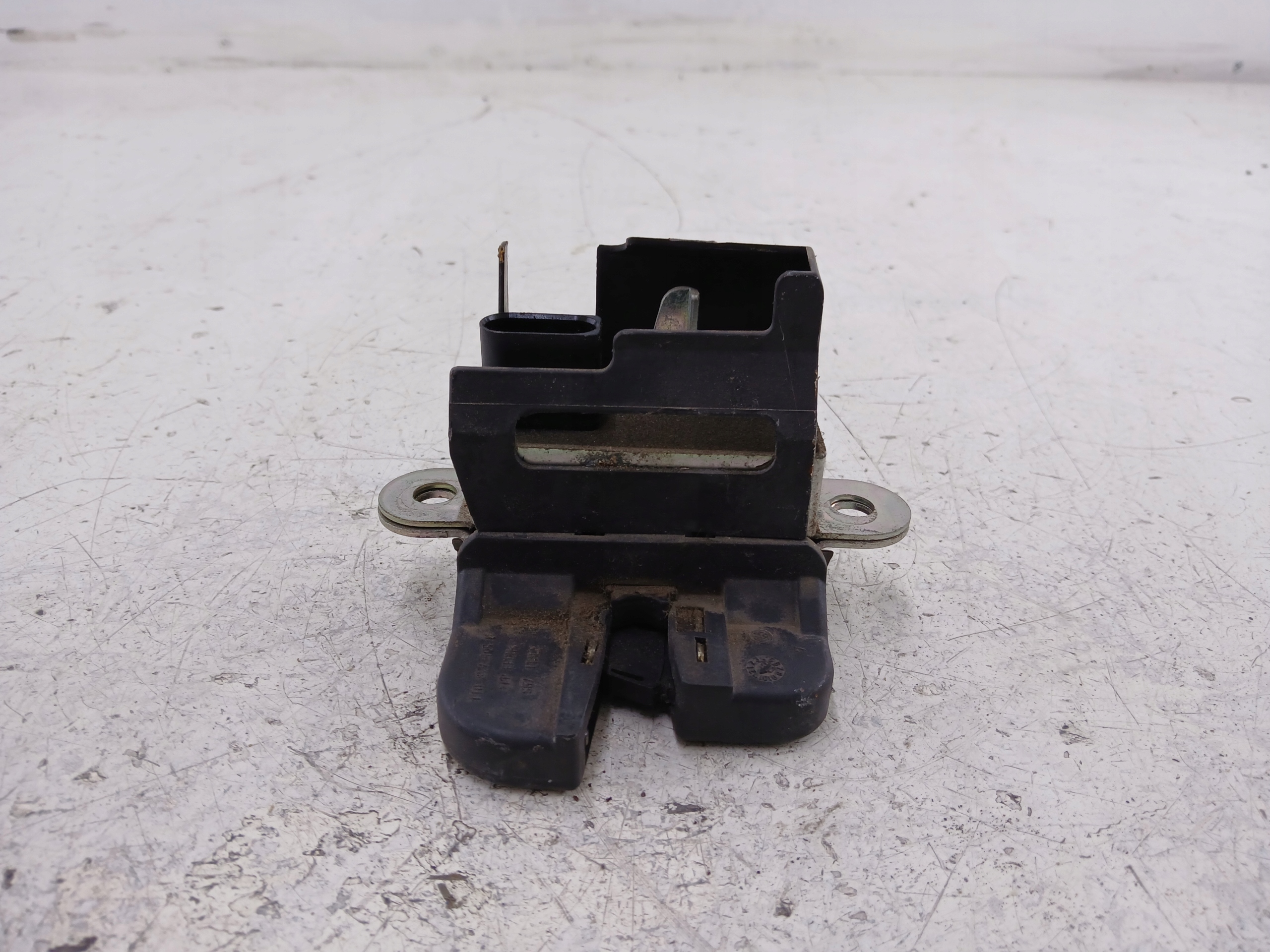 VW TOURAN I ZAMEK KLAPY BAGAŻNIKA 1T0827505F - zdjęcie 4