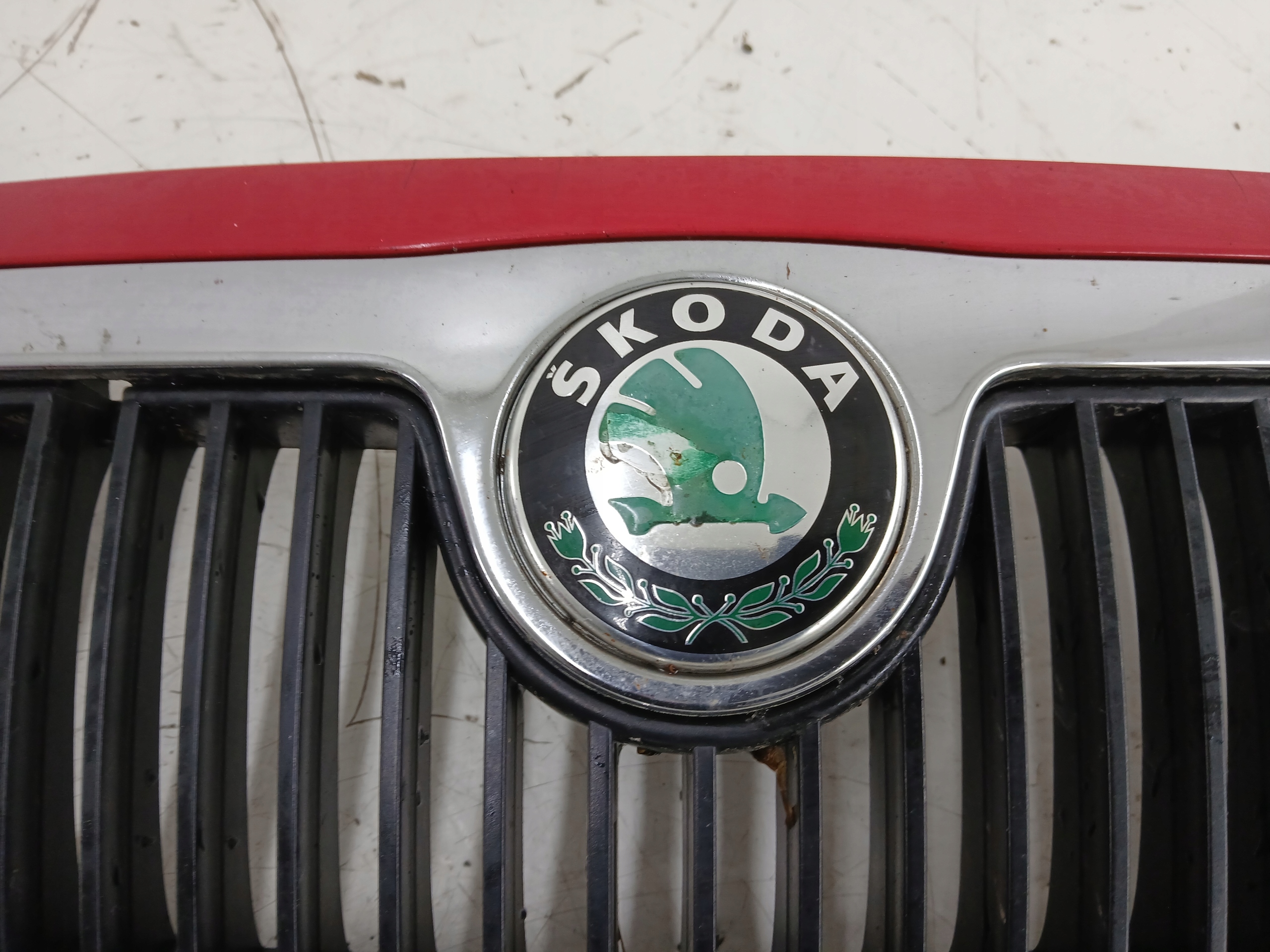 Dodatkowe zdjęcie używanej części: SKODA FABIA I GRILL ATRAPA CHŁODNICY CZERWONA