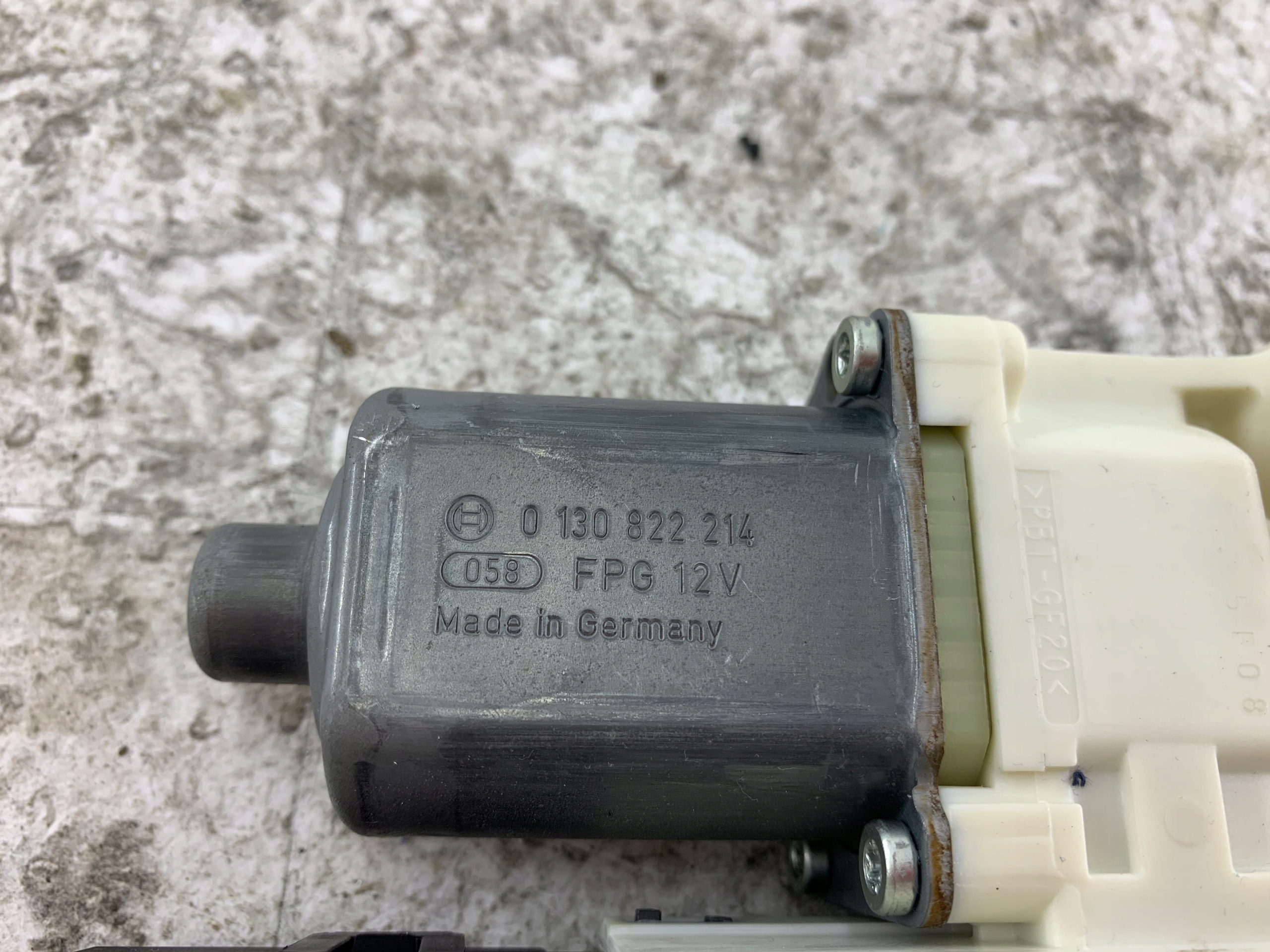 Dodatkowe zdjęcie używanej części: FORD FOCUS MK2 SILNICZEK SZYBY PRAWY PRZÓD 981406-103
