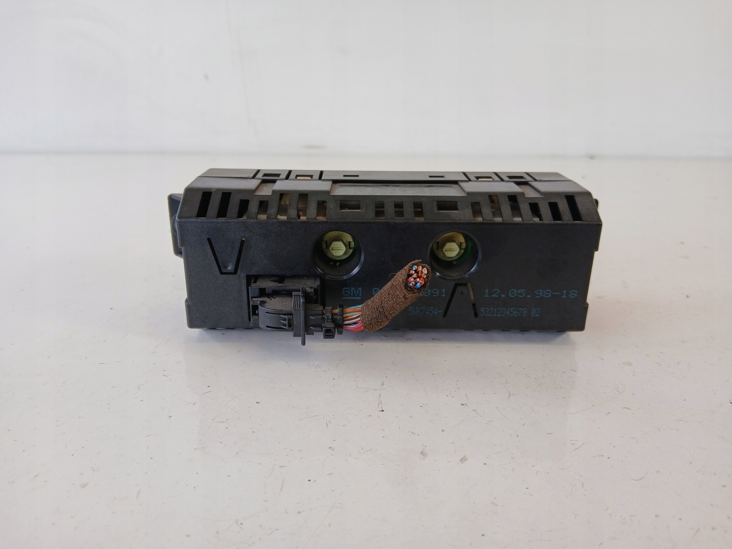 Dodatkowe zdjęcie używanej części: OPEL ASTRA II G WYŚWIETLACZ ZEGAREK 090560091
