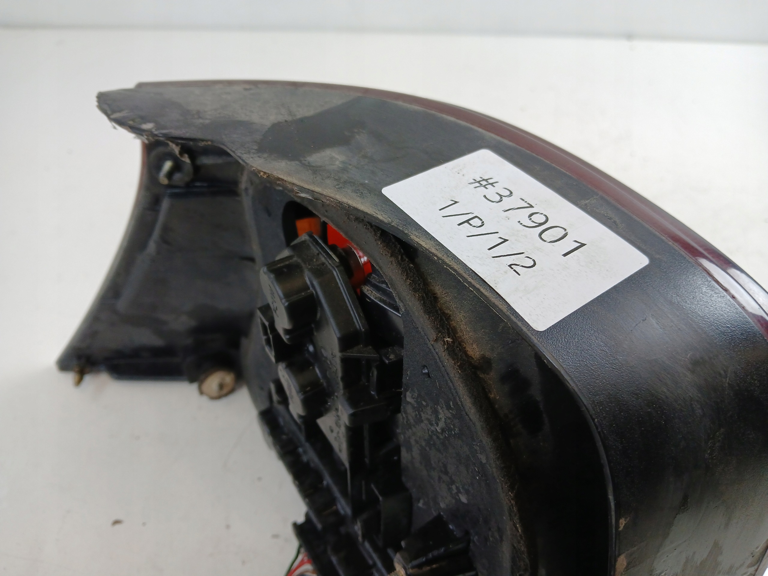 VW GOLF IV HB LAMPA PRAWA TYŁ CIEMNA PRZYCIEMNIONA - zdjęcie 5