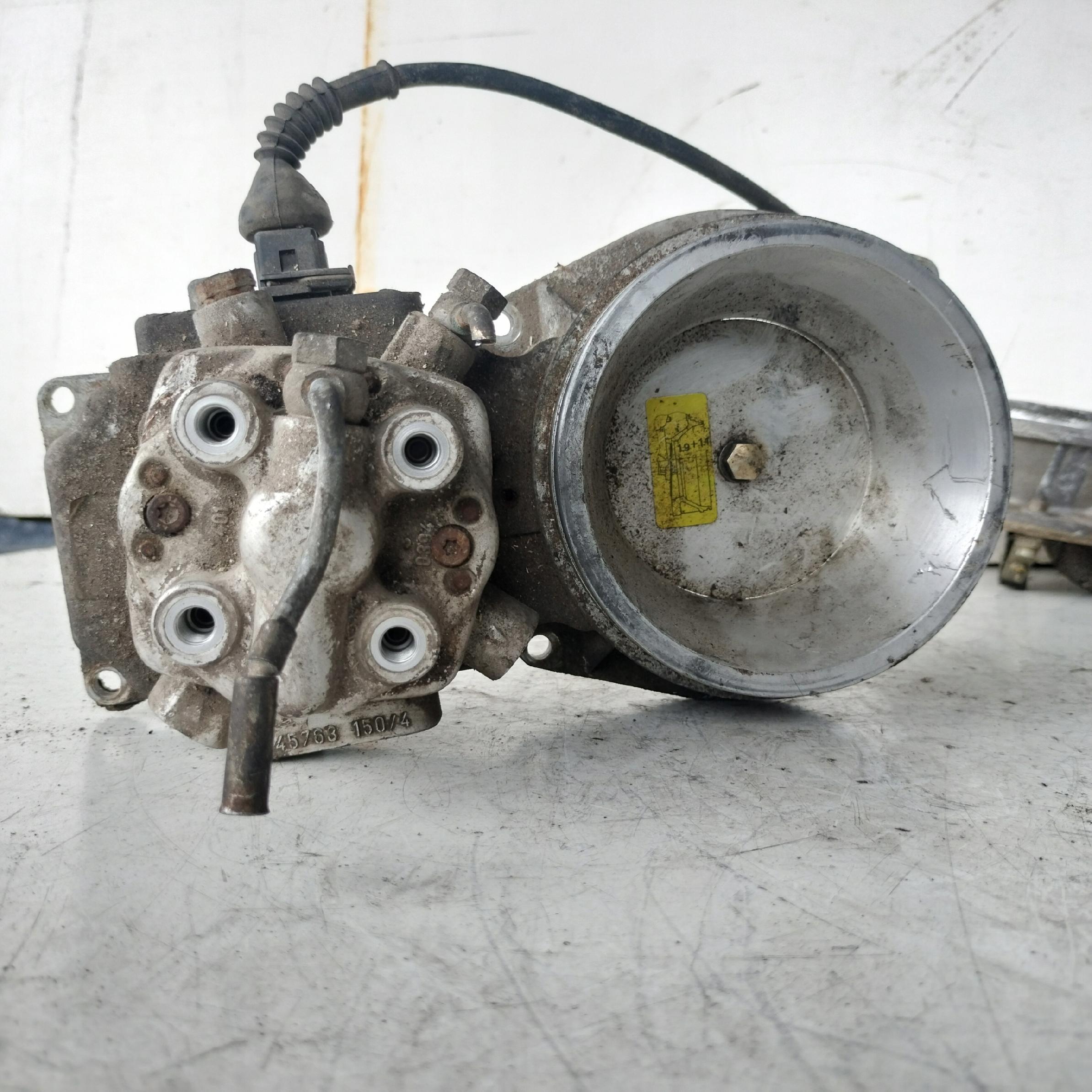 Dodatkowe zdjęcie używanej części: AUDI 80 B3 1.8 ROZDZIELACZ PALIWA 026133353 BOSCH
