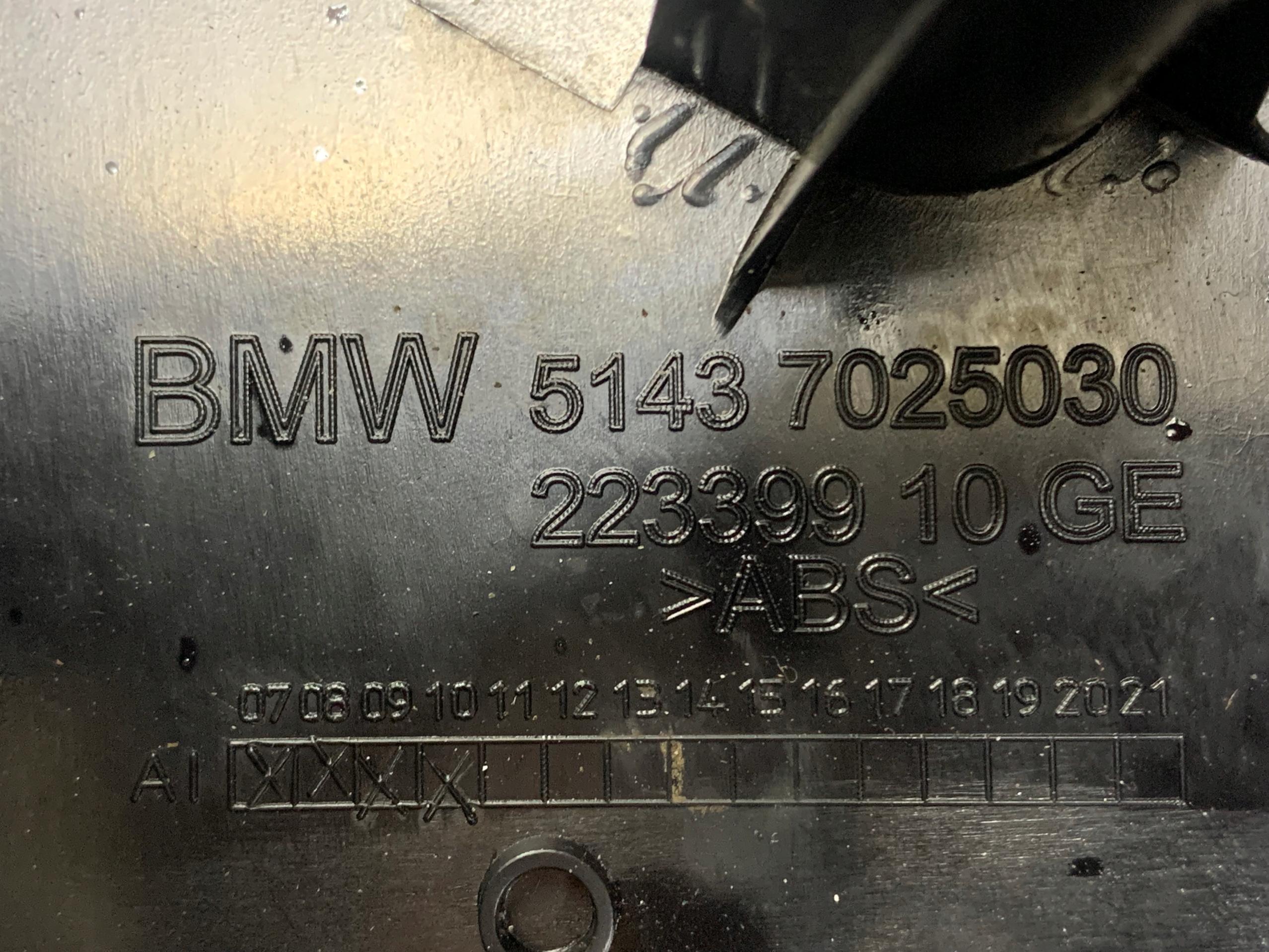 Dodatkowe zdjęcie używanej części: BMW E61 E60 OSŁONA SŁUPKA PRAWA PRZÓD PROGU 7025030