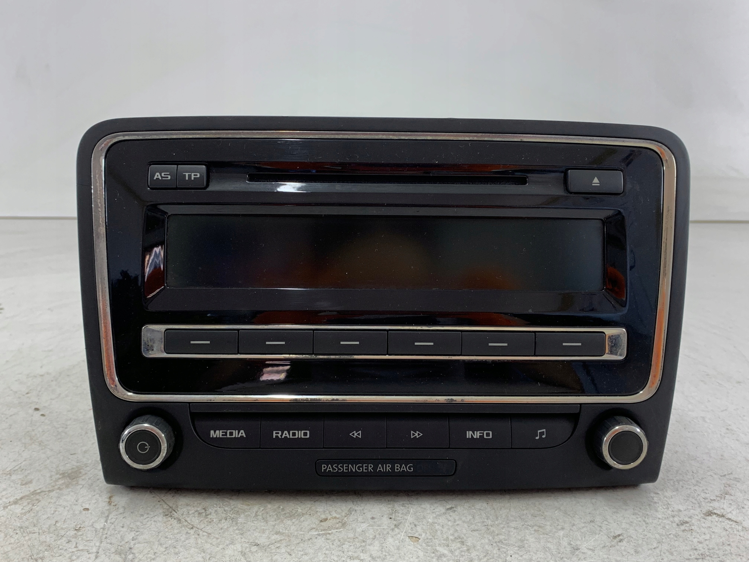 Dodatkowe zdjęcie używanej części: SKODA SUPERB II LIFT RADIO FABRYCZNE CD 3T0035161J