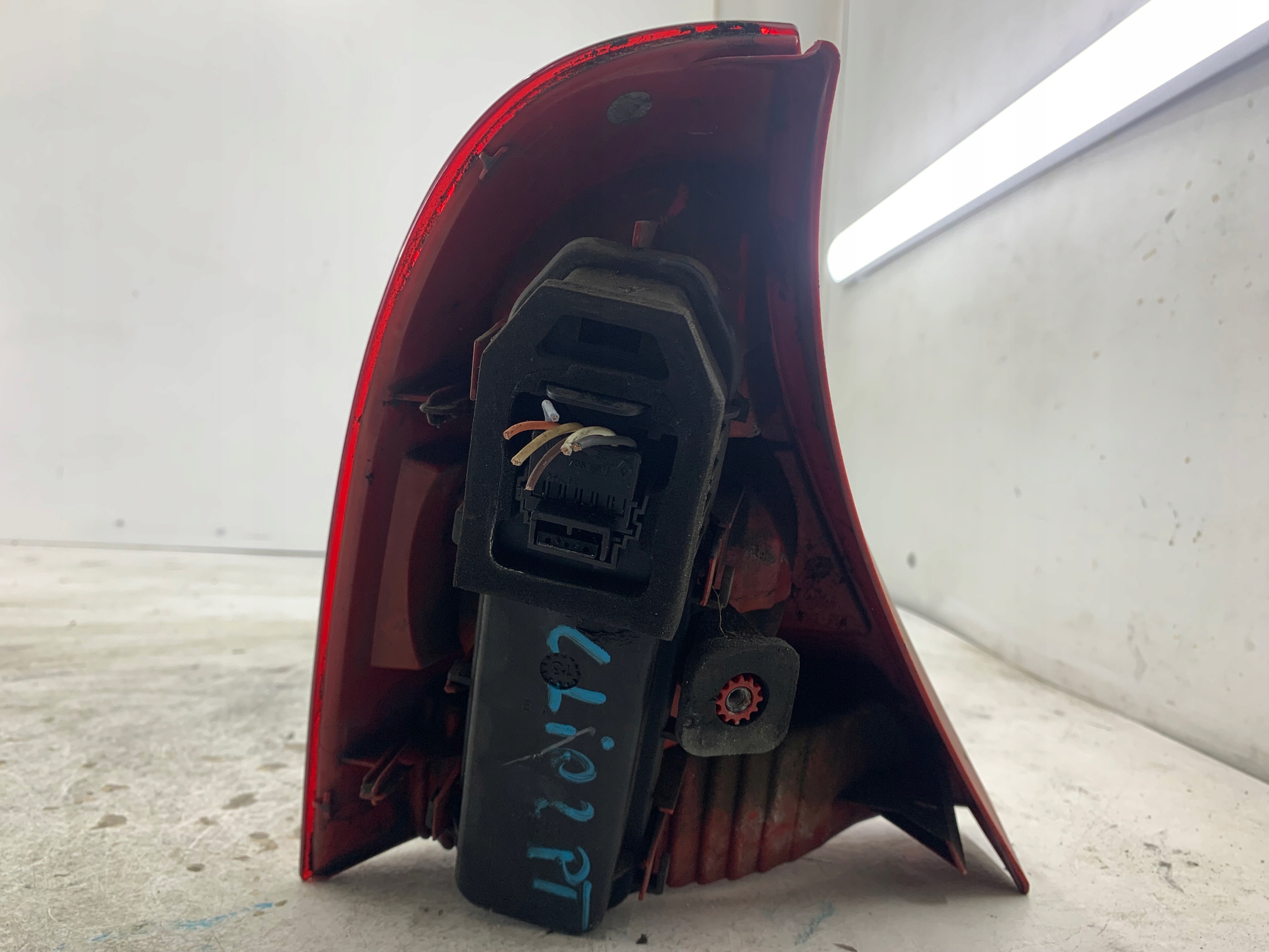 Dodatkowe zdjęcie używanej części: RENAULT CLIO II LIFT LAMPA PRAWA TYŁ