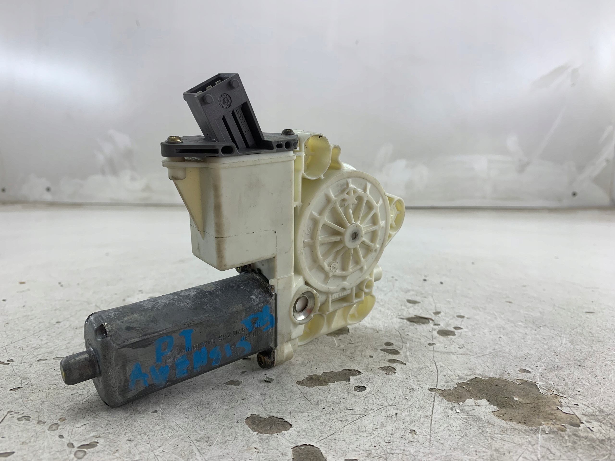 Dodatkowe zdjęcie używanej części: TOYOTA AVENSIS T25 KOMBI SILNICZEK SZYBY PRAWY TYŁ 69830-05100