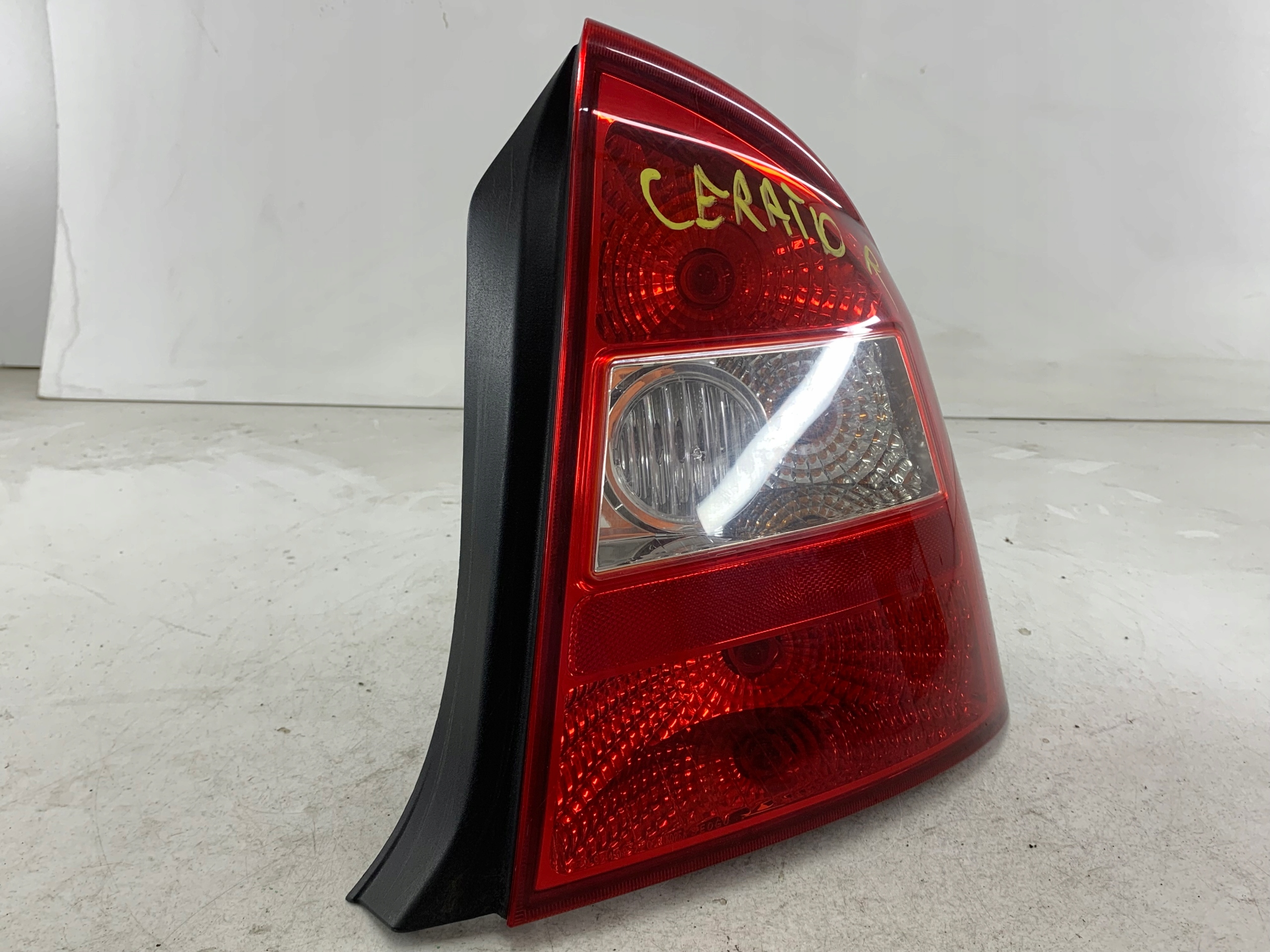 KIA CERATO I LAMPA LEWA TYŁ - zdjęcie 3