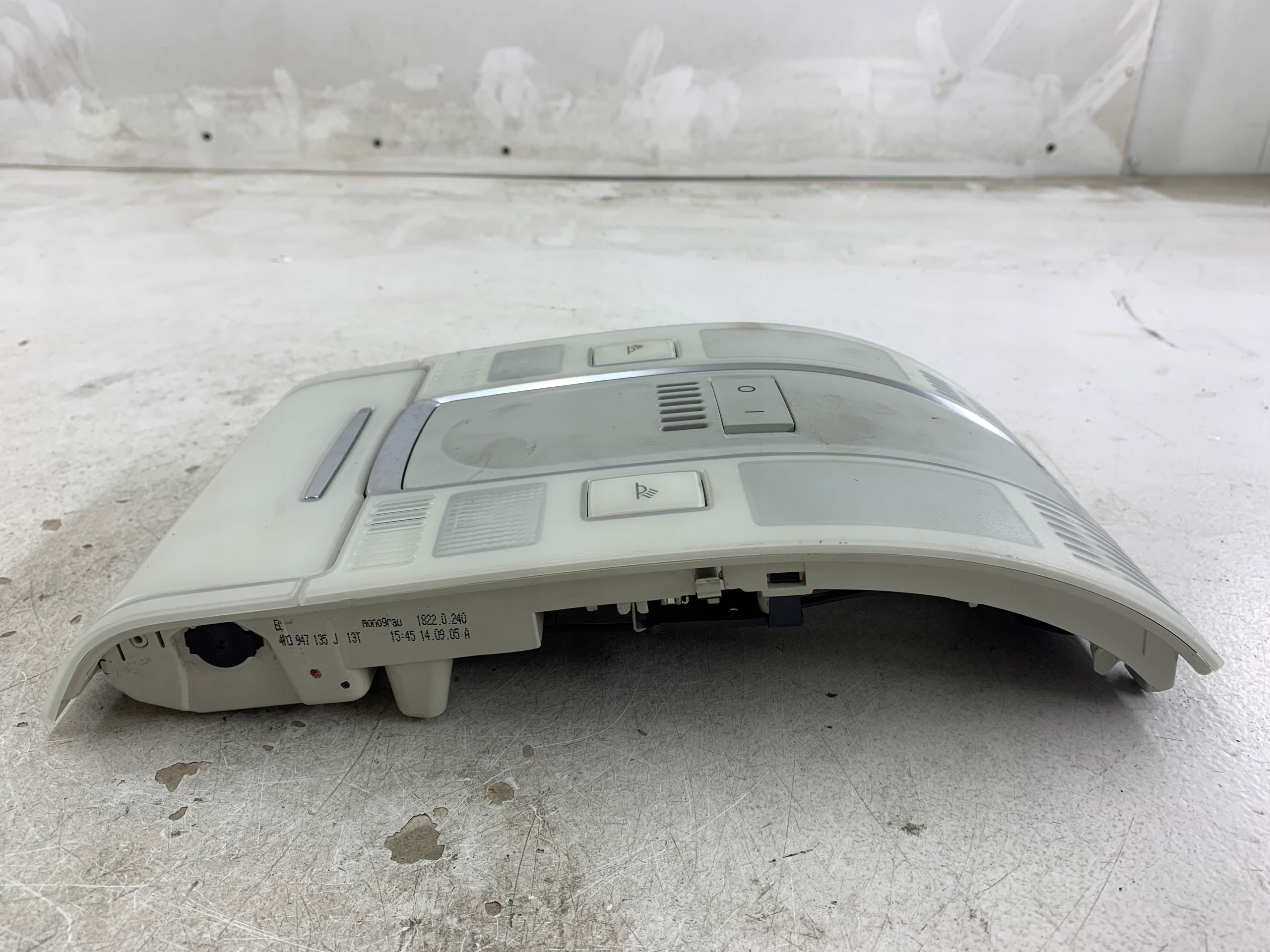 AUDI A6 C6 LAMPKA PODSUFITKI OŚWIETLENIE KABINY 4F0947135J - zdjęcie 4