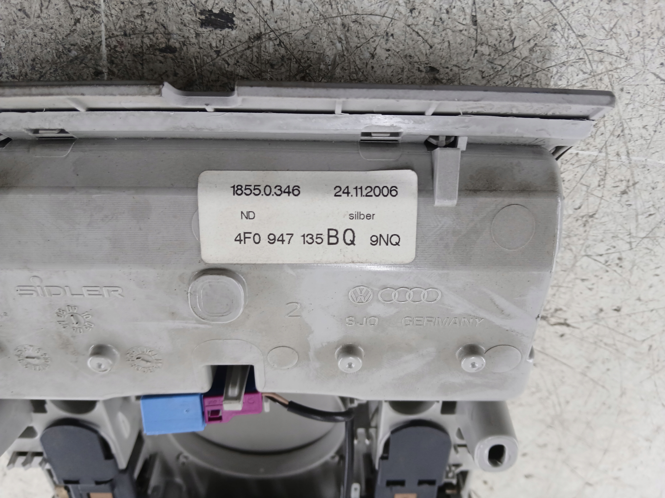 AUDI A6 C6 LAMPKA PODSUFITKI OŚWIETLENIE WNĘTRZA PRZÓD - zdjęcie 6