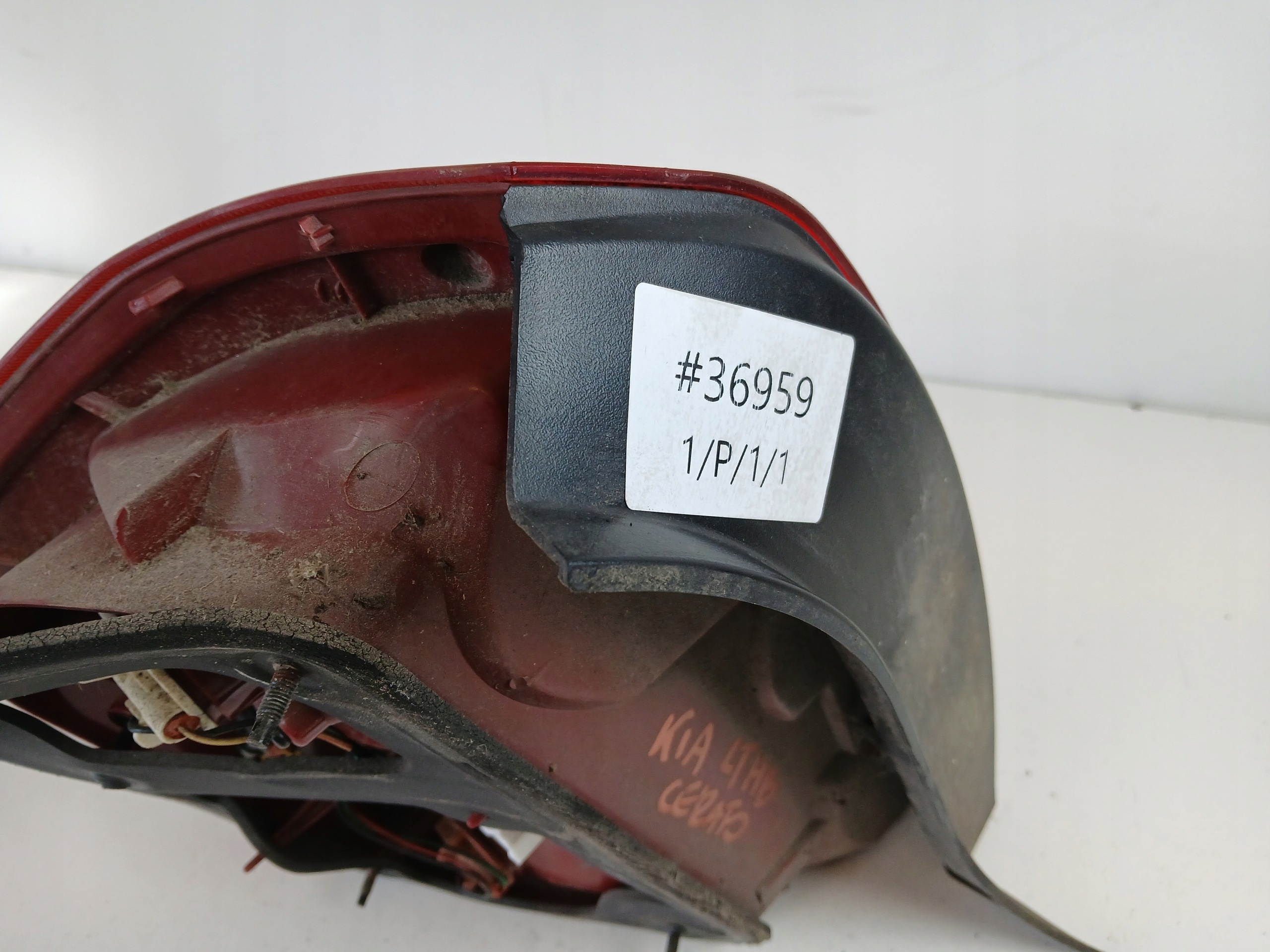KIA CERATO I LAMPA PRAWA TYŁ - zdjęcie 5