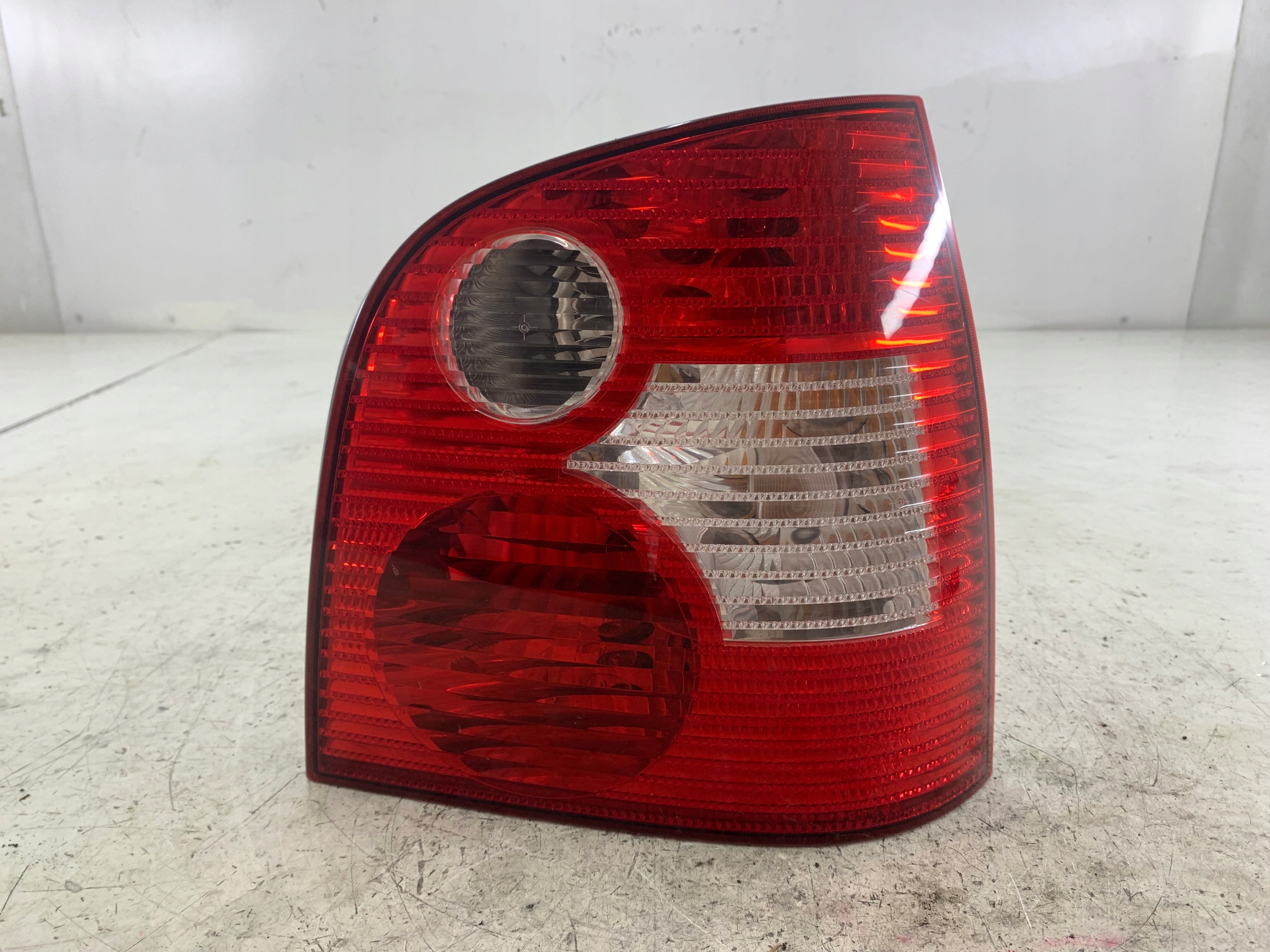 Dodatkowe zdjęcie używanej części: VW POLO IV 9N LAMPA PRAWA TYŁ