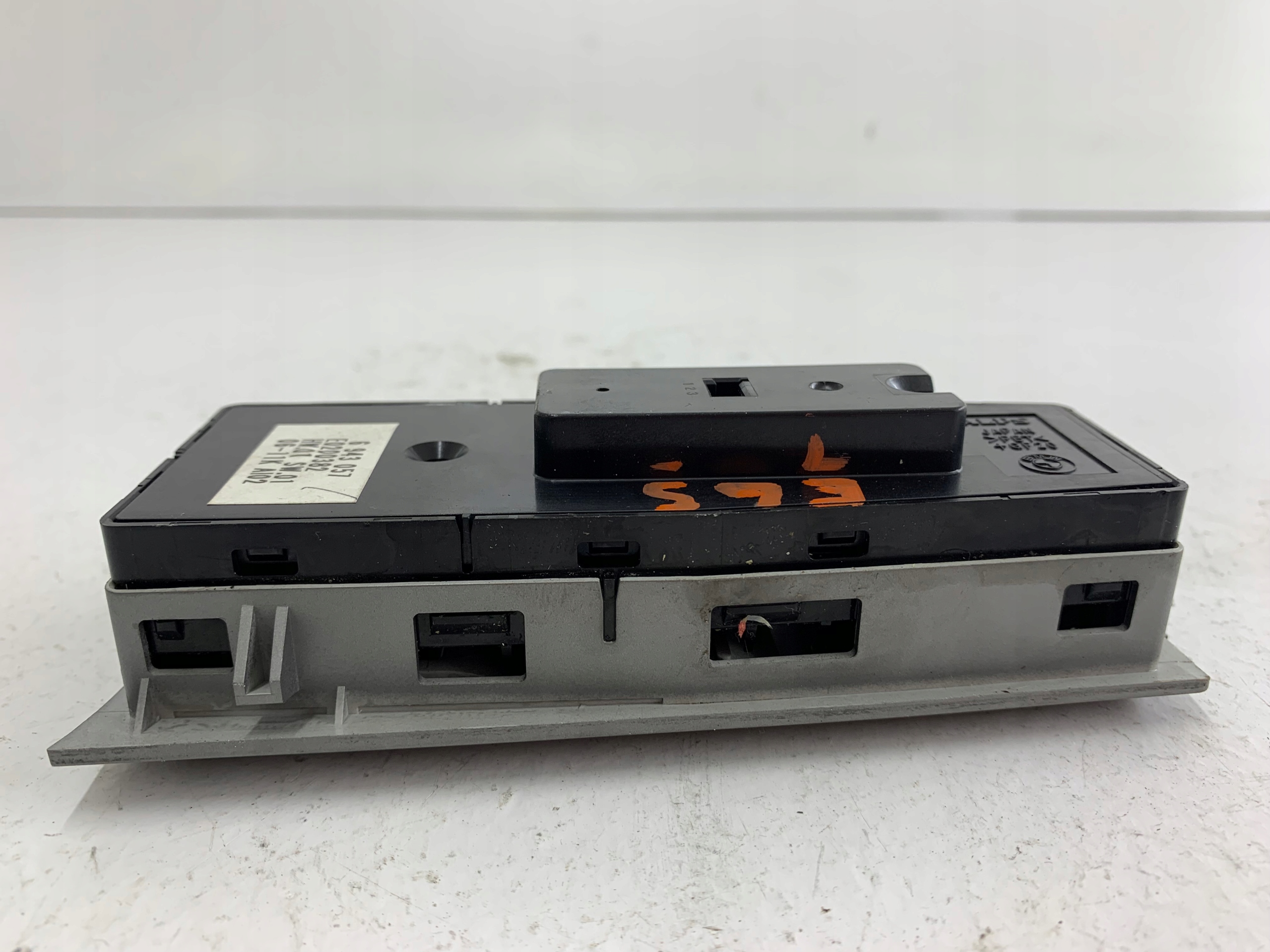 Dodatkowe zdjęcie używanej części: BMW E65 LIFT PANEL PRZEŁĄCZNIK SZYB LEWY PRZÓD 6943057