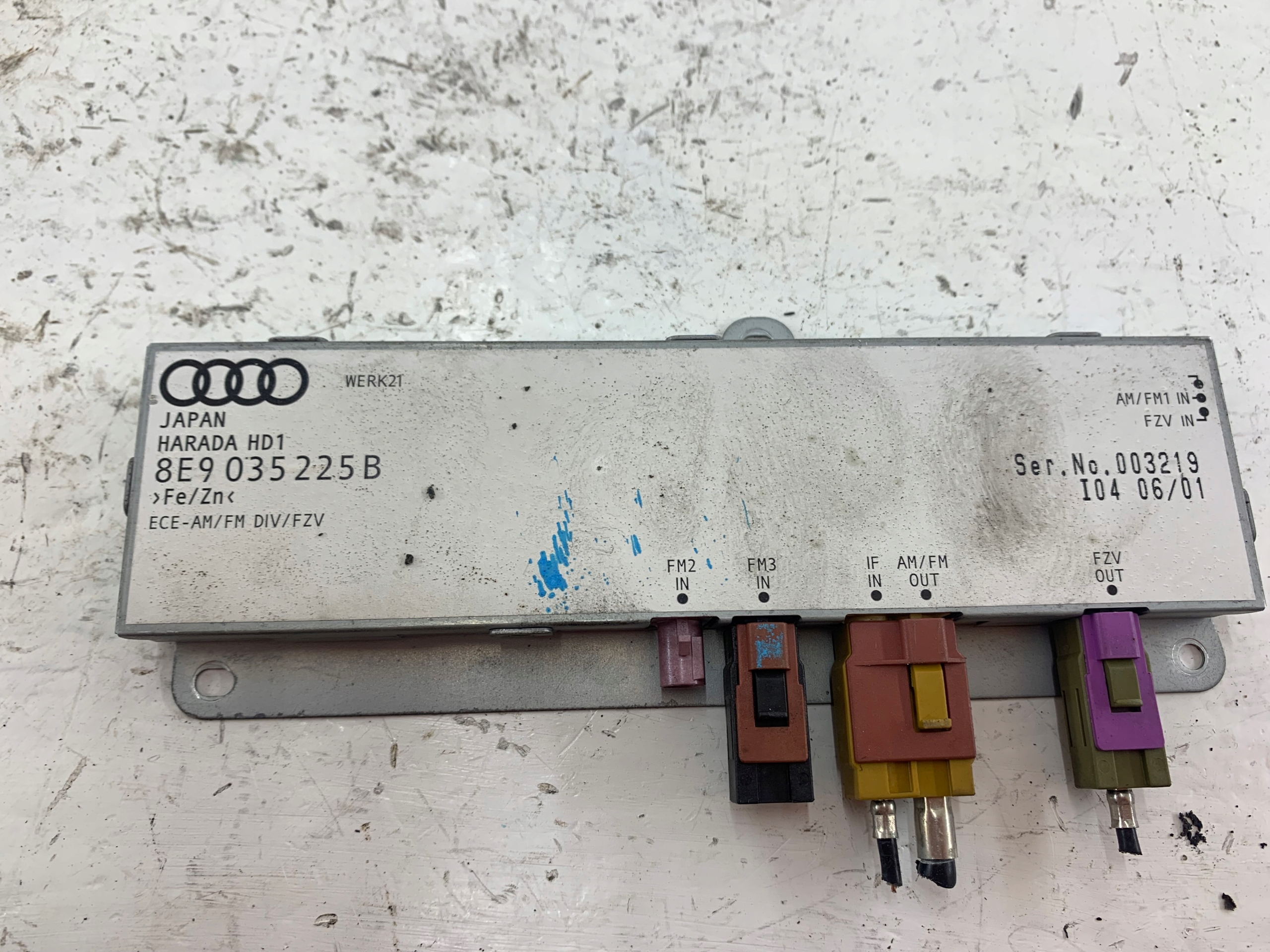 Dodatkowe zdjęcie używanej części: AUDI A4 B6 B7 MODUŁ WZMACNIACZ ANTENOWY 8E9035225B