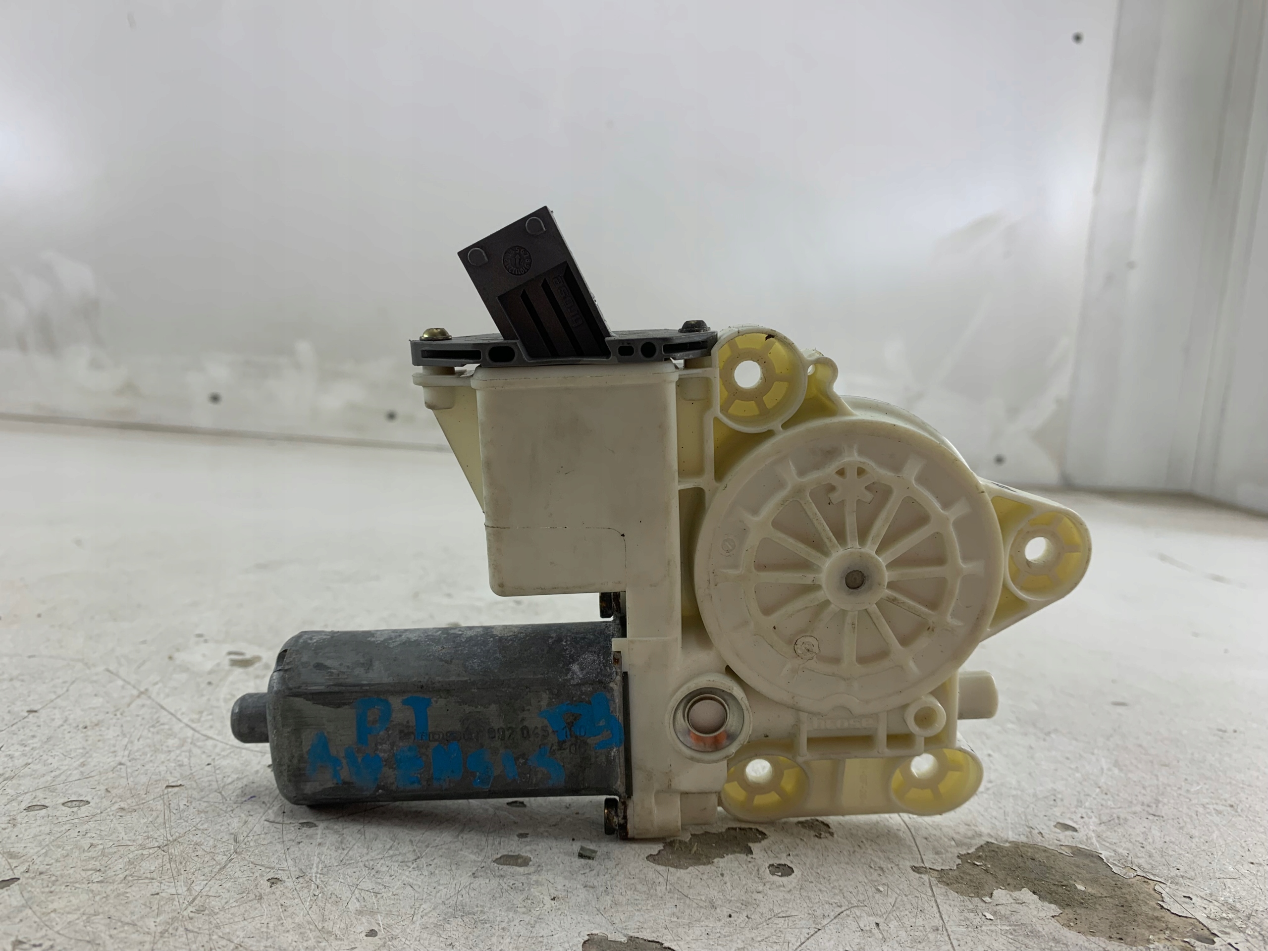 TOYOTA AVENSIS T25 KOMBI SILNICZEK SZYBY PRAWY TYŁ 69830-05100 - zdjęcie 3