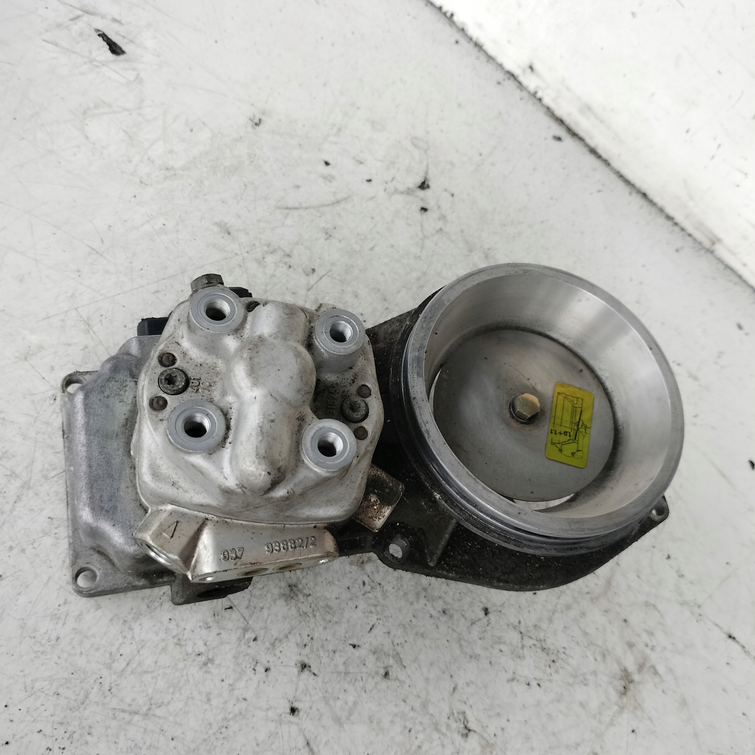 Dodatkowe zdjęcie używanej części: AUDI 80 B3 1.8 ROZDZIELACZ PALIWA 026133353 BOSCH