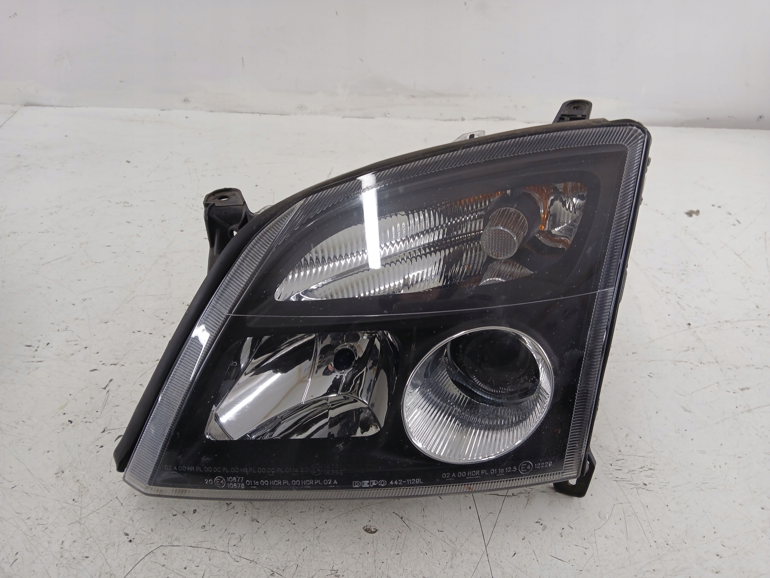 Dodatkowe zdjęcie używanej części: OPEL VECTRA C LAMPA LEWA PRZÓD CZARNA