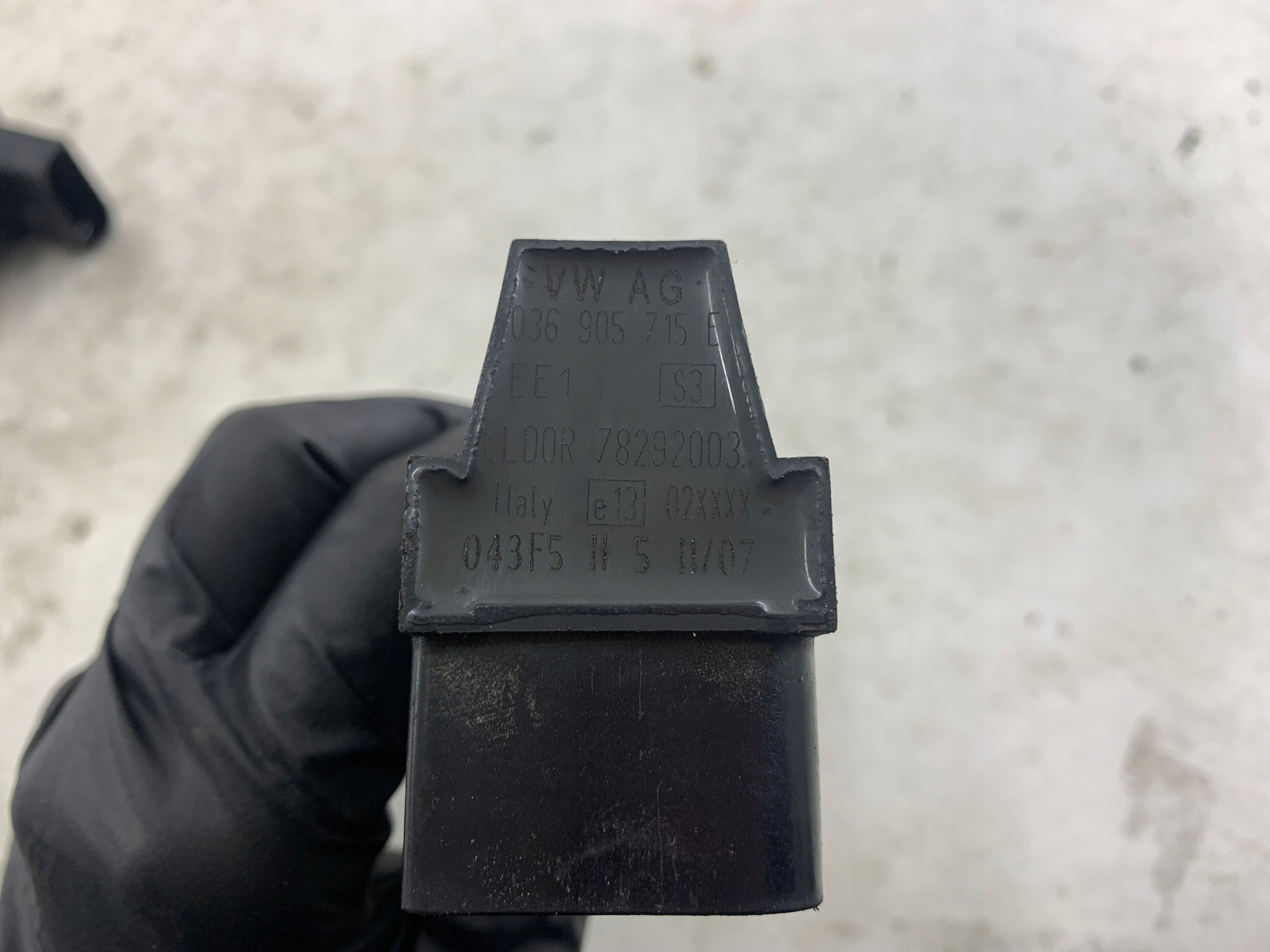 Dodatkowe zdjęcie używanej części: VW GOLF V 1.4 TSI SEAT IBIZA III FABIA I 1.4 CEWKA ZAPŁONOWA 036905715E