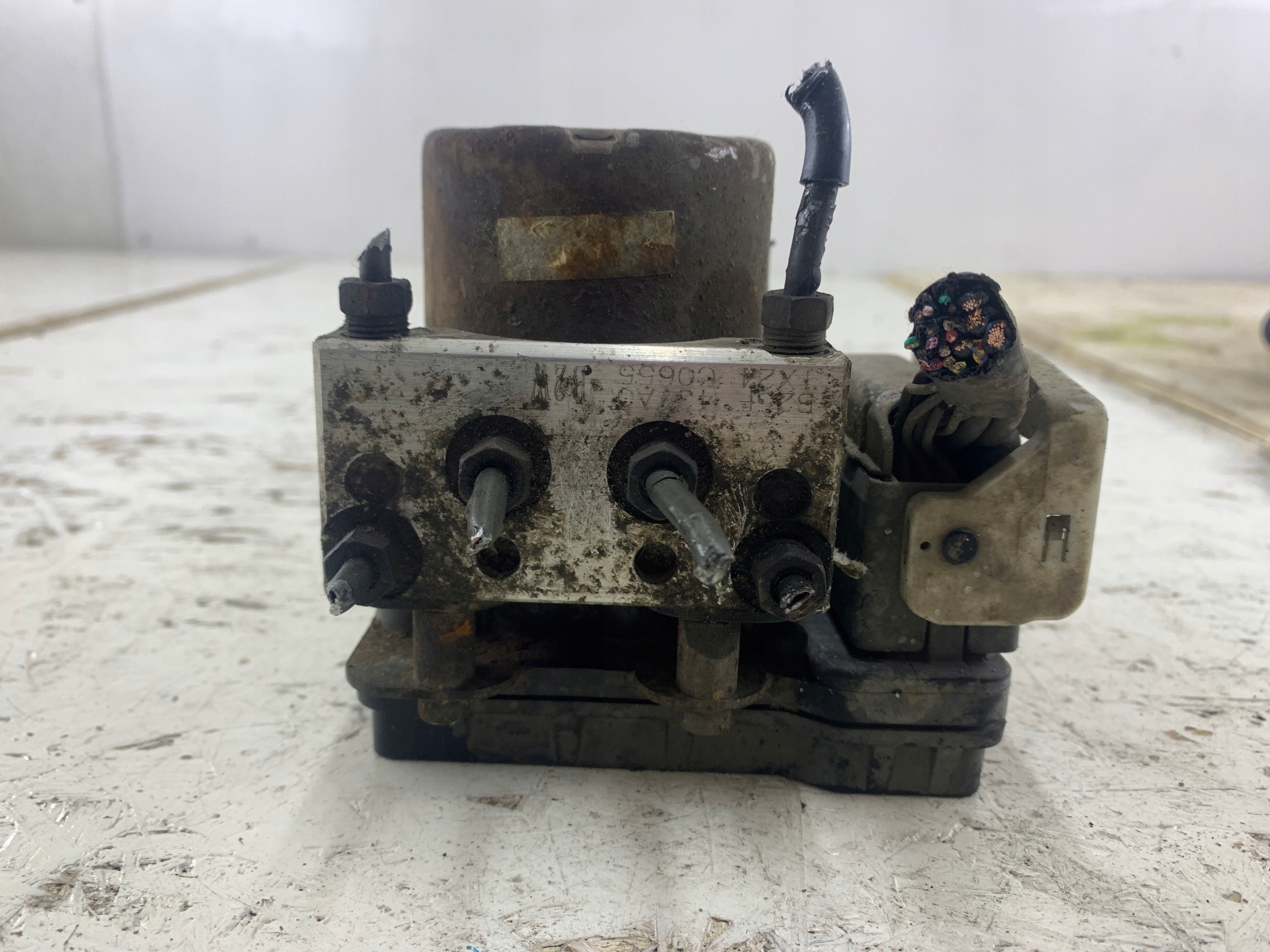 MAZDA 323F BJ POMPA HAMULCOWA ABS B25F437A0 - zdjęcie 4
