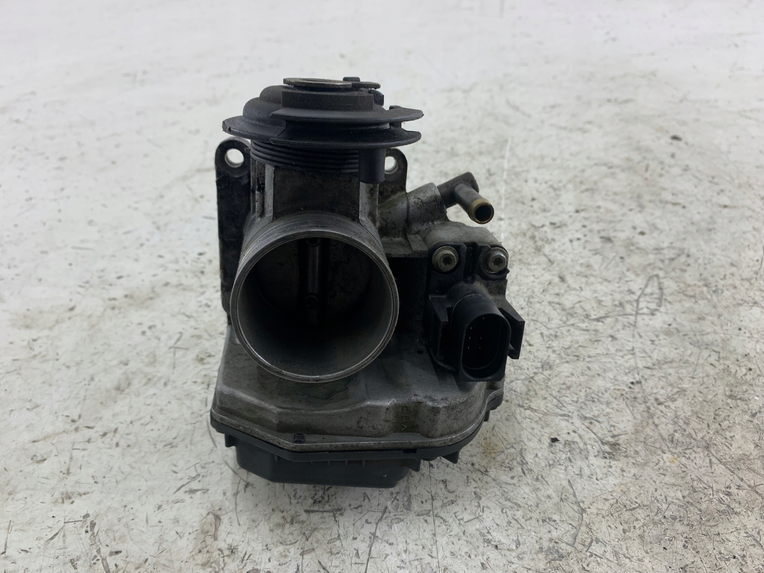 Dodatkowe zdjęcie używanej części: VW GOLF IV 1.4 PRZEPUSTNICA 030133064F