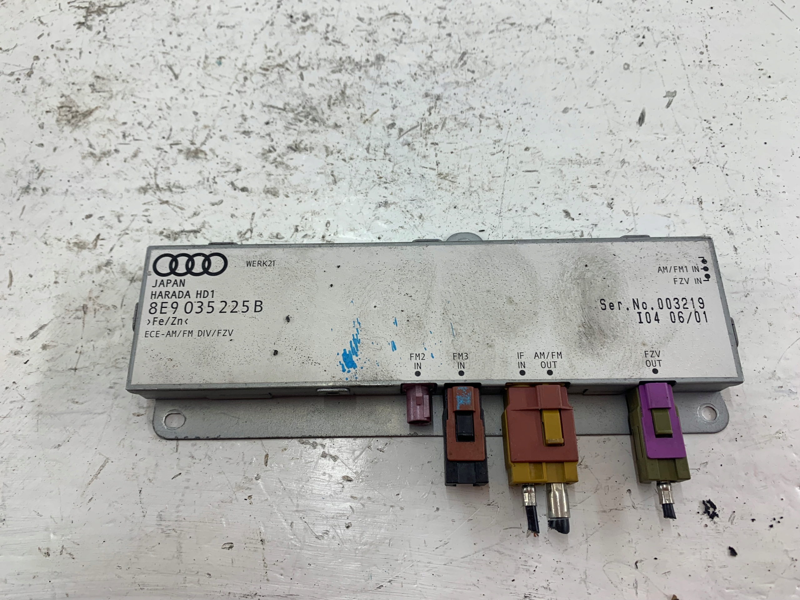 Dodatkowe zdjęcie używanej części: AUDI A4 B6 B7 MODUŁ WZMACNIACZ ANTENOWY 8E9035225B