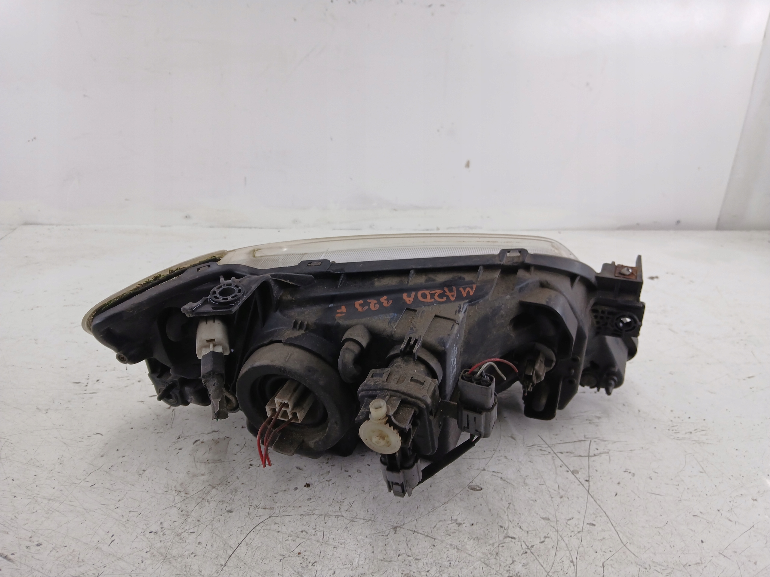 Dodatkowe zdjęcie używanej części: MAZDa 323F BJ LAMPA LEWA PRZÓD