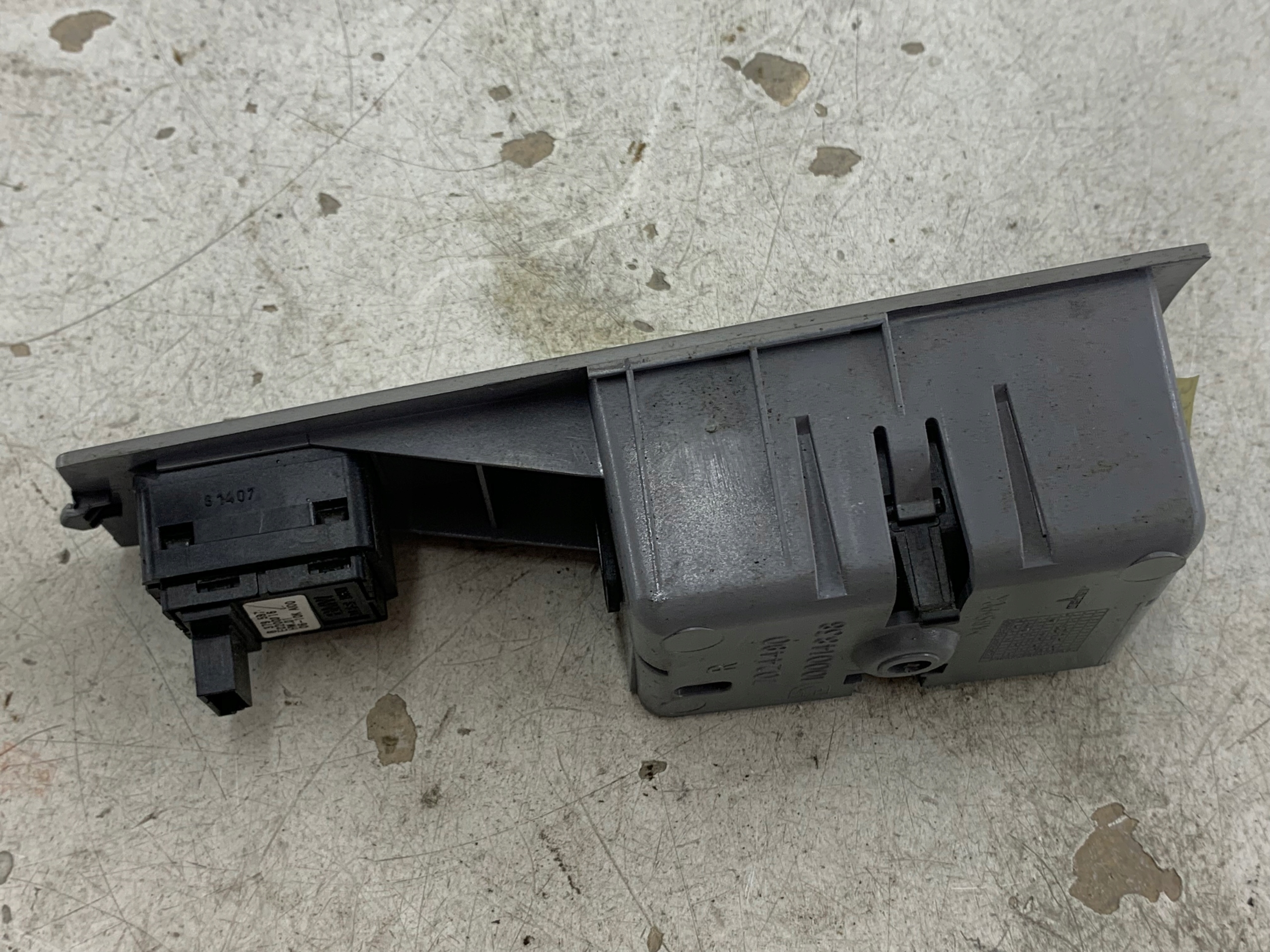 BMW E65 PRZEŁĄCZNIK PANEL SZYB LEWY PRZÓD SCHOWEK 8379597 - zdjęcie 7