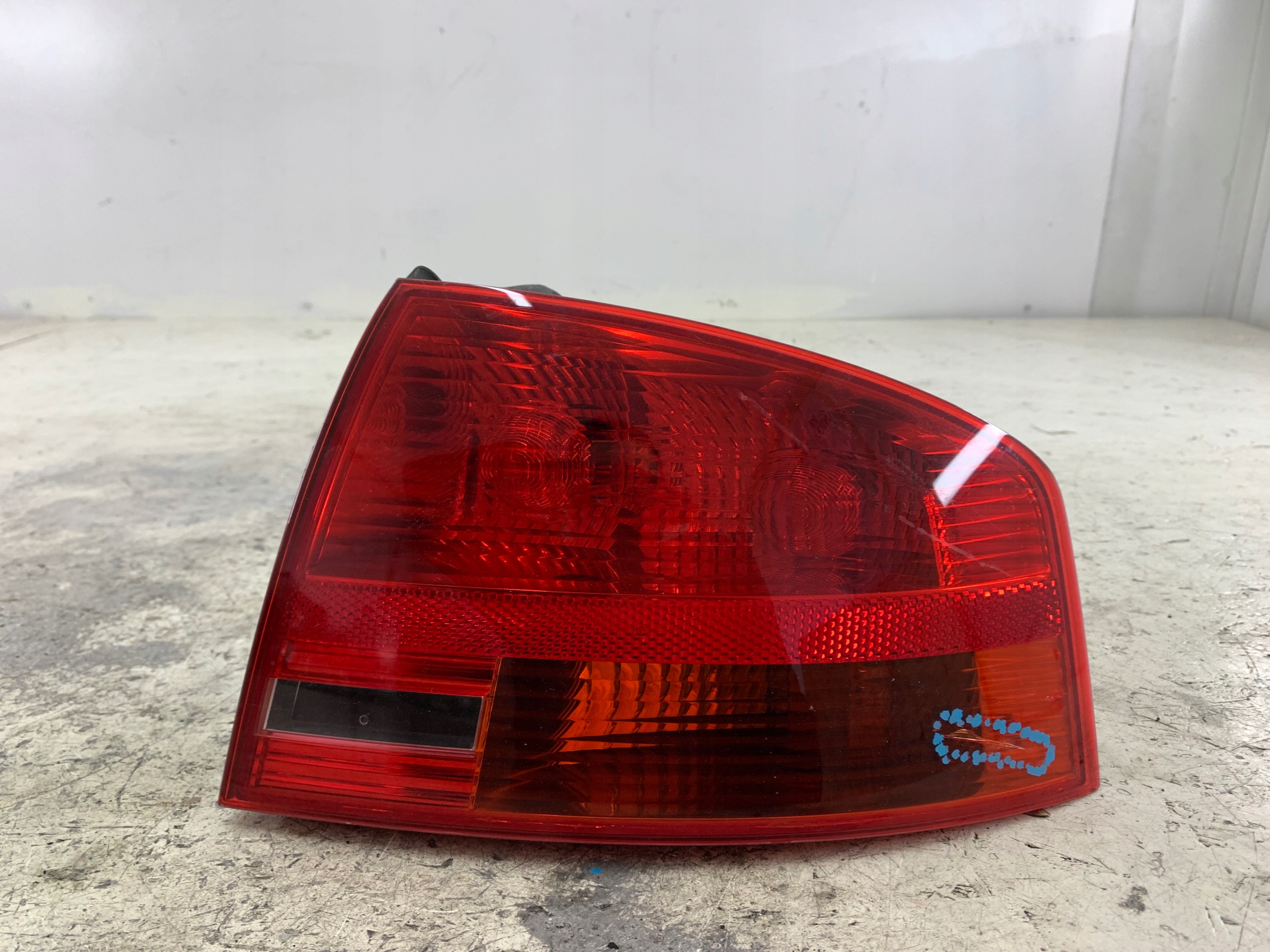 Dodatkowe zdjęcie używanej części: AUDI A4 B7 LAMPA PRAWA TYŁ SEDAN 8E5945096 BEZ WKŁADU