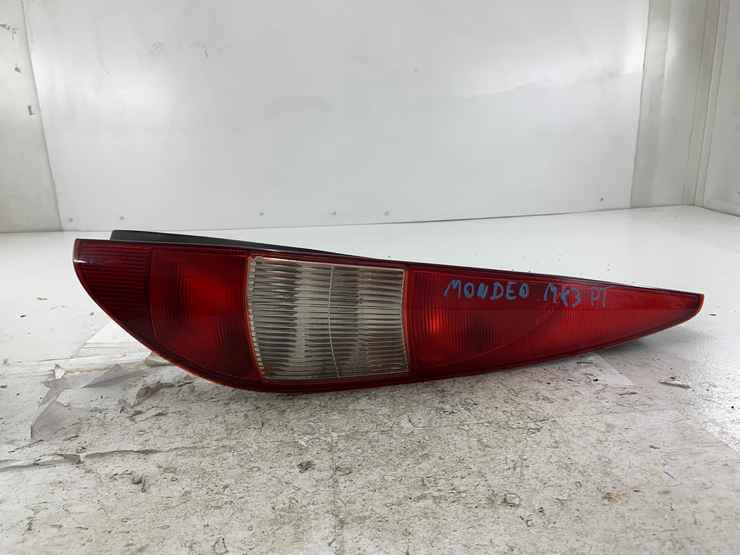 Dodatkowe zdjęcie używanej części: FORD MONDEO MK3 KOMBI LAMPA PRAWA TYŁ