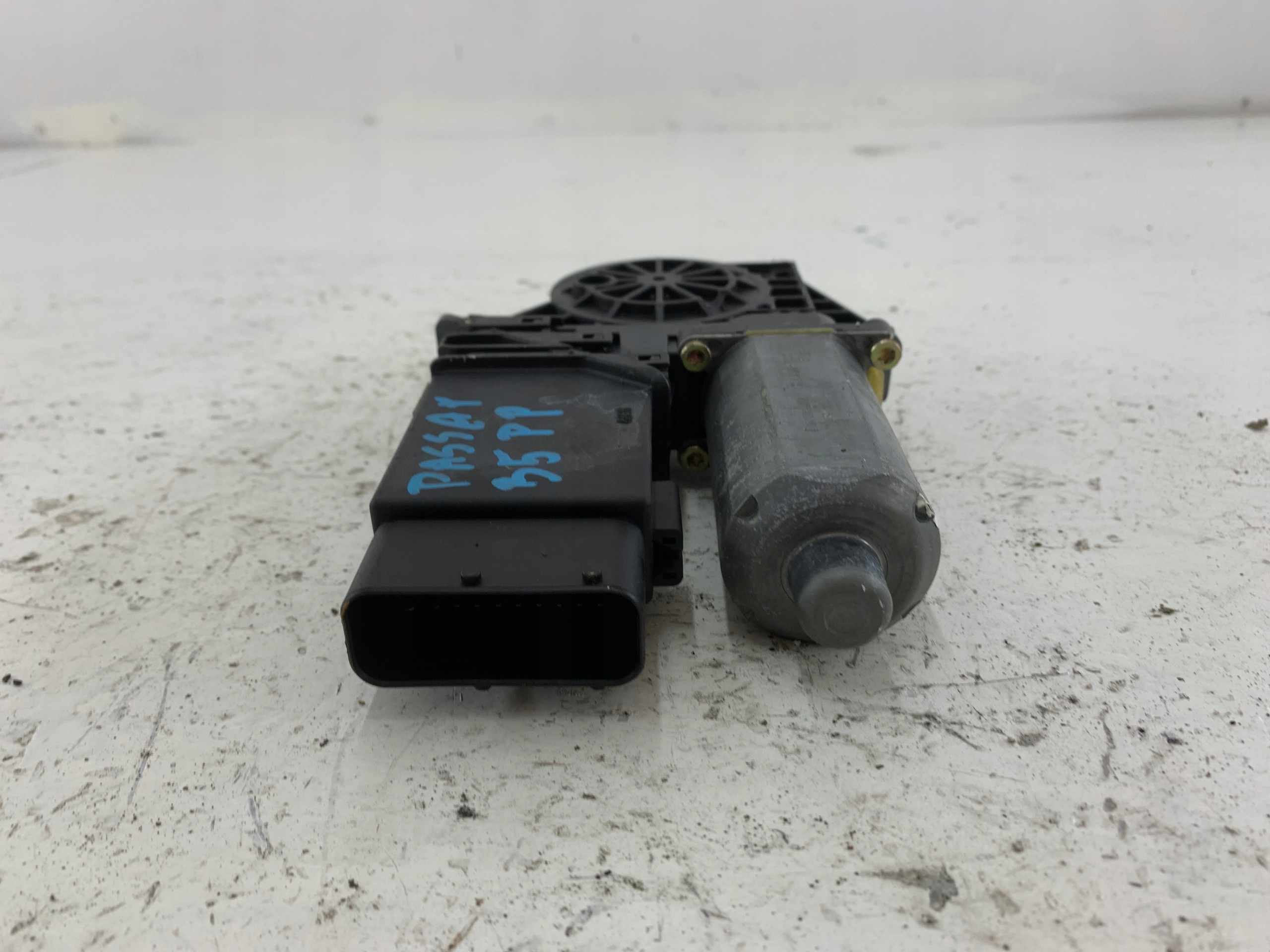Dodatkowe zdjęcie używanej części: VW PASSAT B5 LIFT SILNICZEK SZYBY PRAWY PRZÓD 0130821694