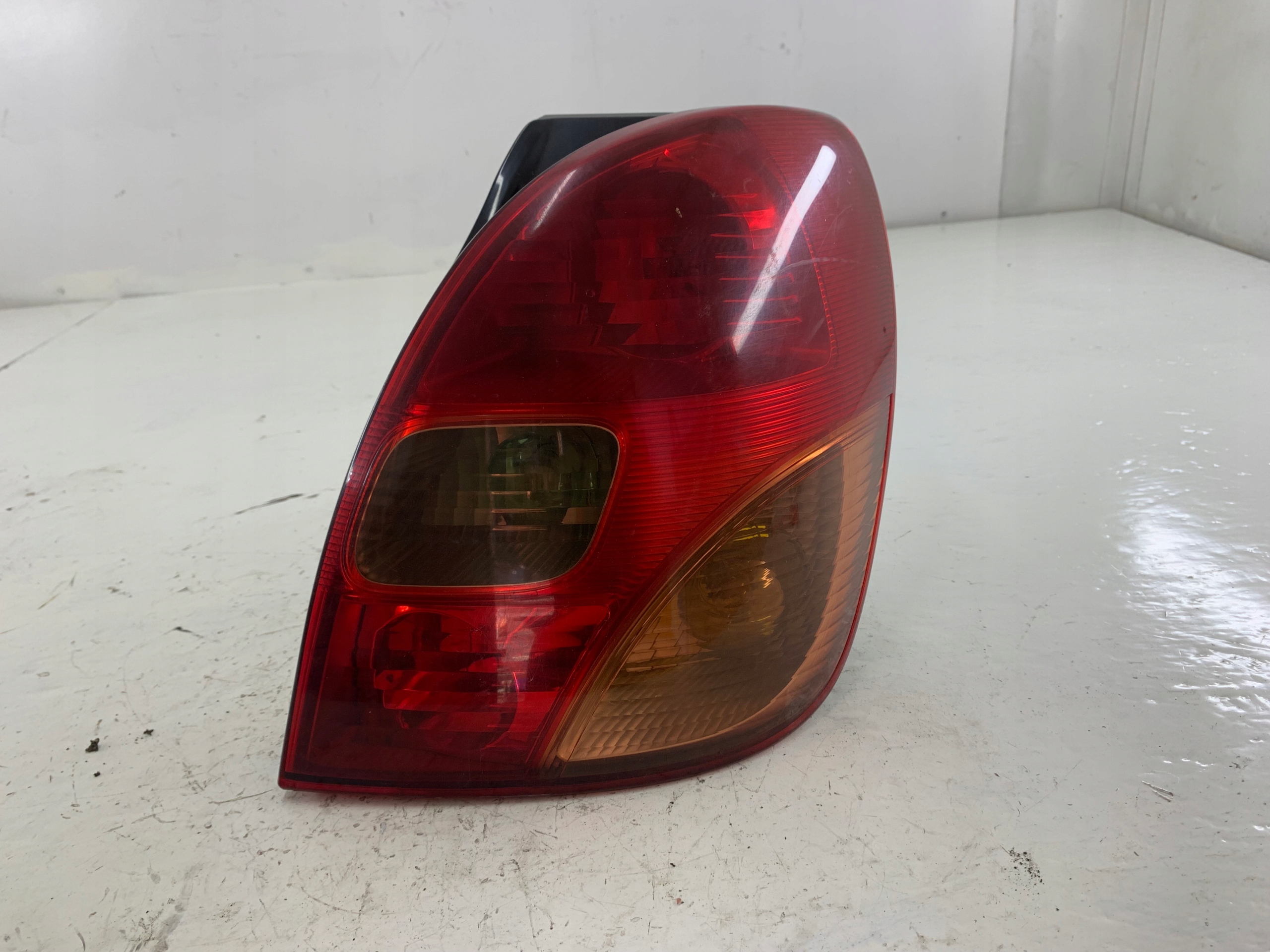 Dodatkowe zdjęcie używanej części: TOYOTA COROLLA VERSO I LAMPA PRAWA TYŁ