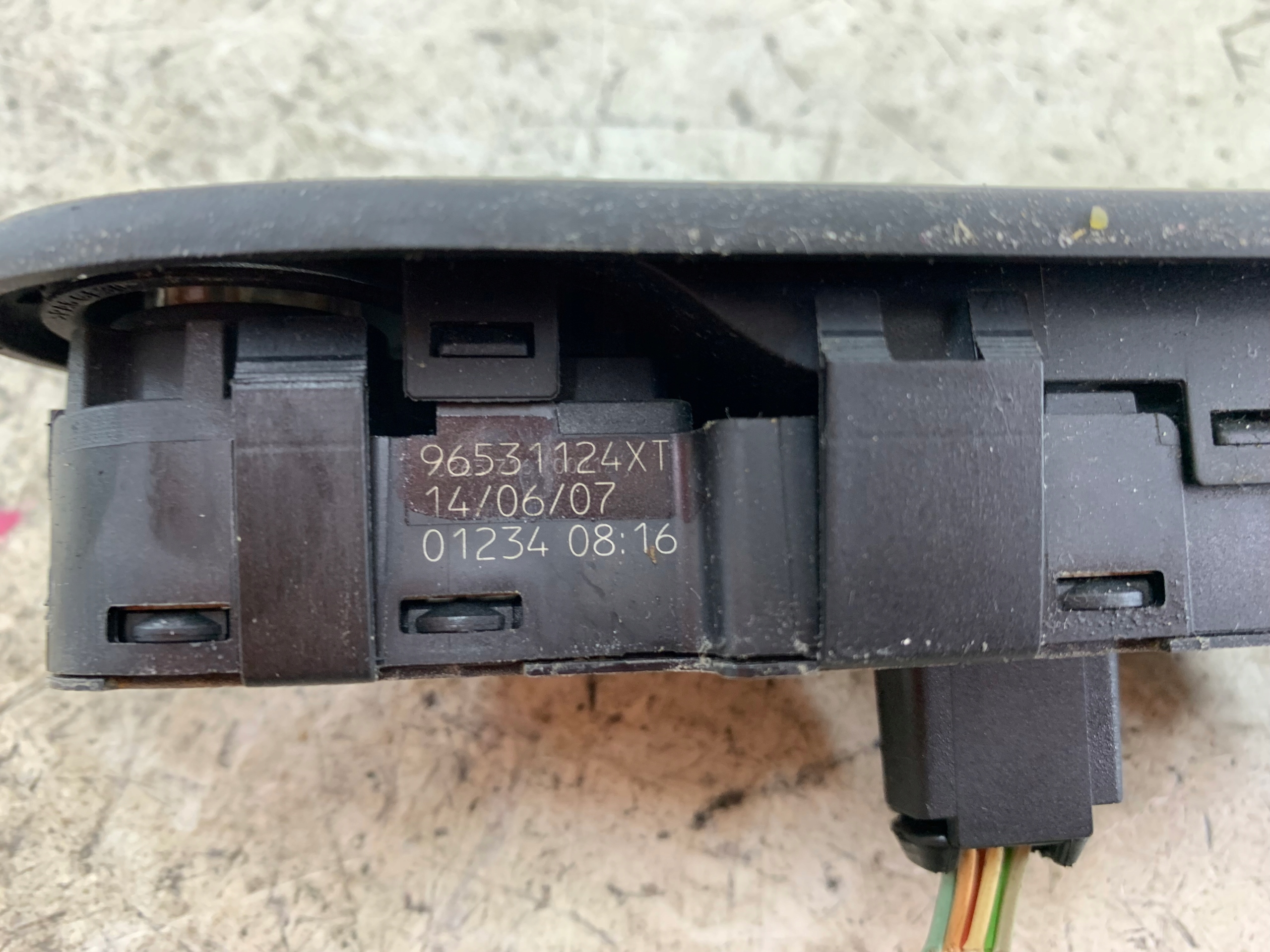 Dodatkowe zdjęcie używanej części: PEUGEOT 307 PRZEŁĄCZNIK SZYB LEWY PRZÓD 96531124XT