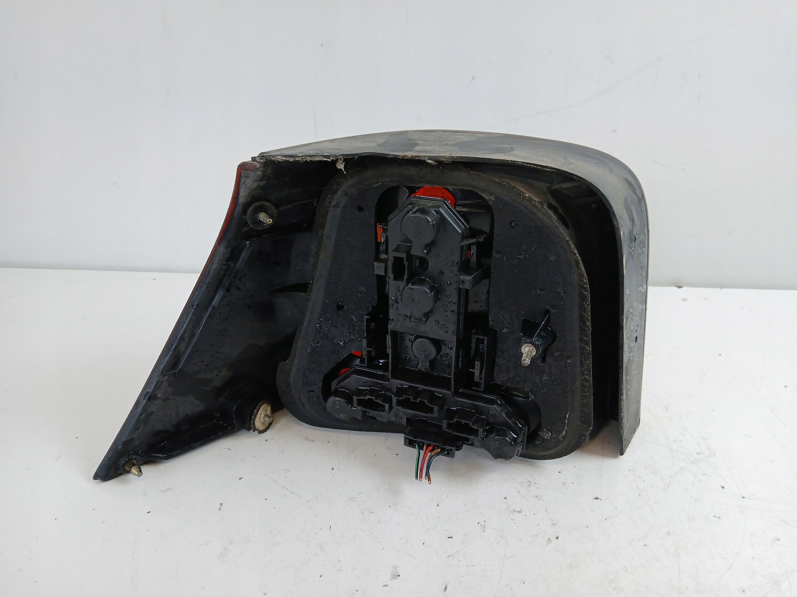 Dodatkowe zdjęcie używanej części: VW GOLF IV HB LAMPA PRAWA TYŁ CIEMNA PRZYCIEMNIONA