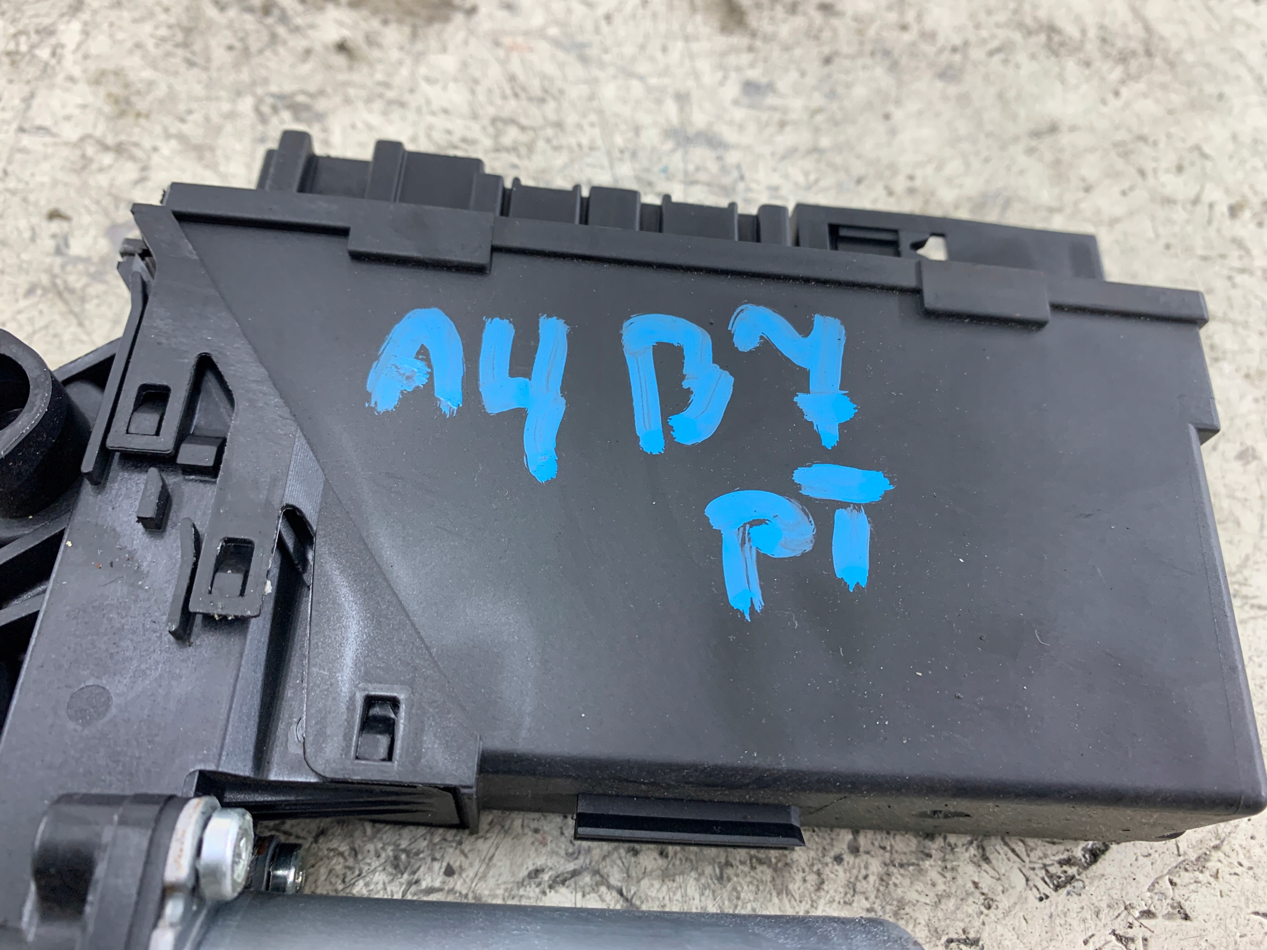 AUDI A4 B6 B7 SILNICZEK SZYBY PRAWY TYŁ 8E0959802A - zdjęcie 6