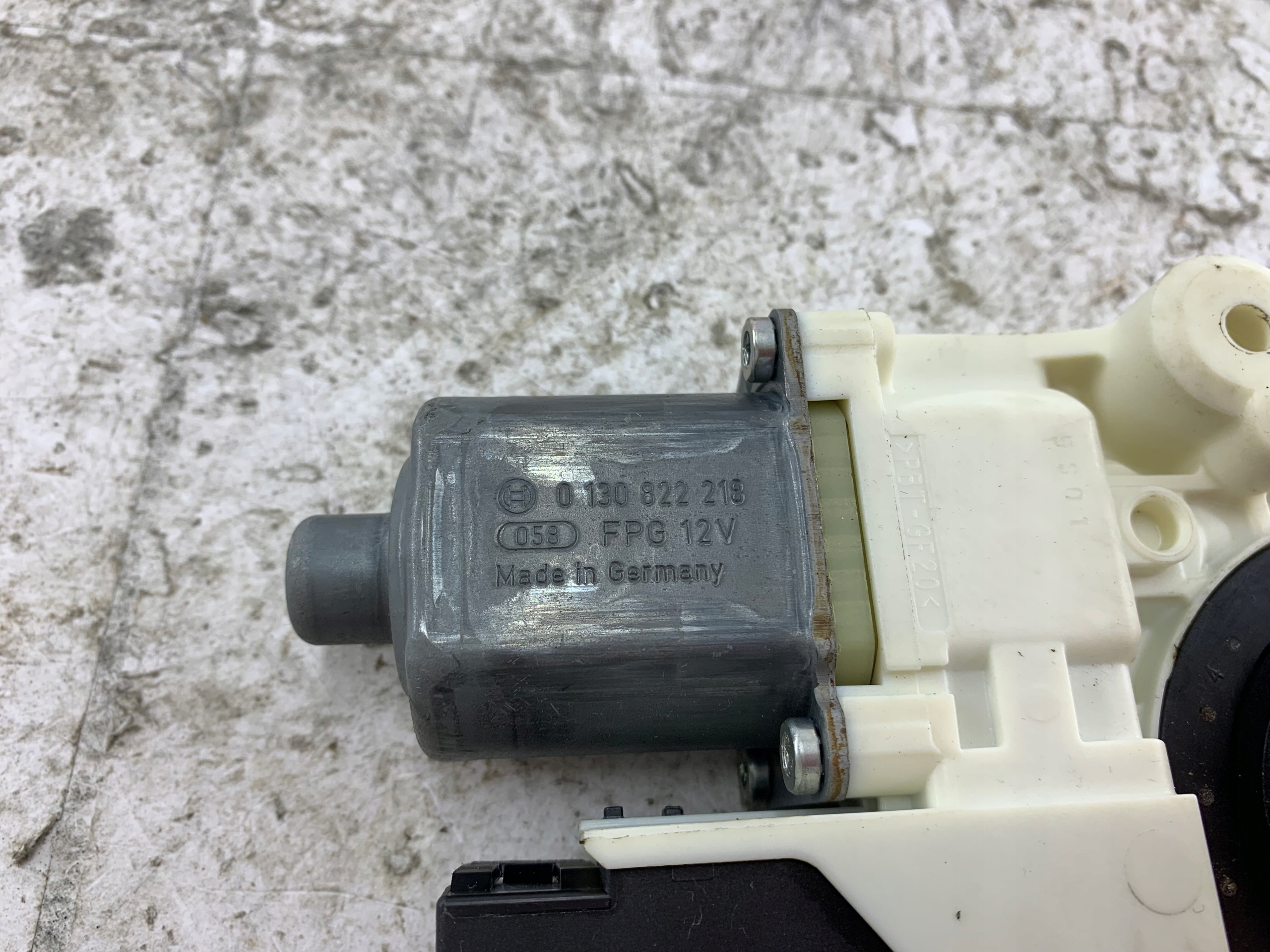 Dodatkowe zdjęcie używanej części: FORD FOCUS MK2 SILNICZEK SZYBY PRAWY TYŁ 981537-103