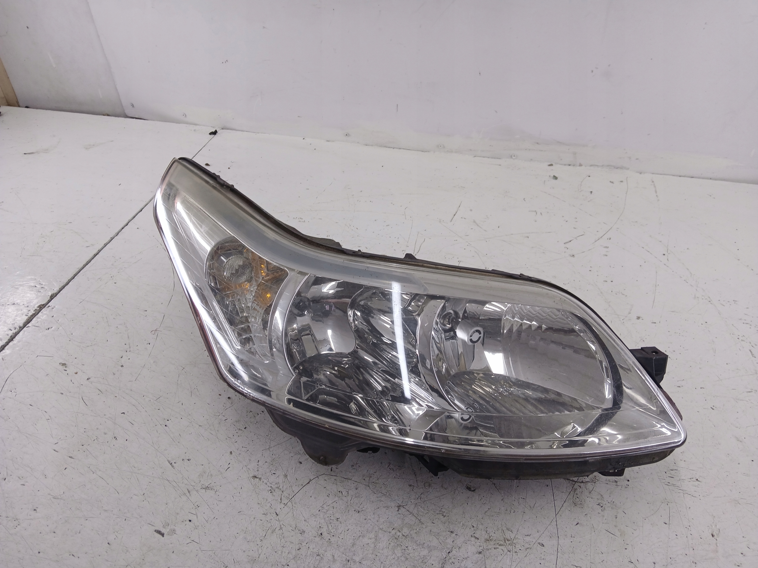 Dodatkowe zdjęcie używanej części: CITROEN C4 I LIFT LAMPA PRAWA PRZÓD 9643893880