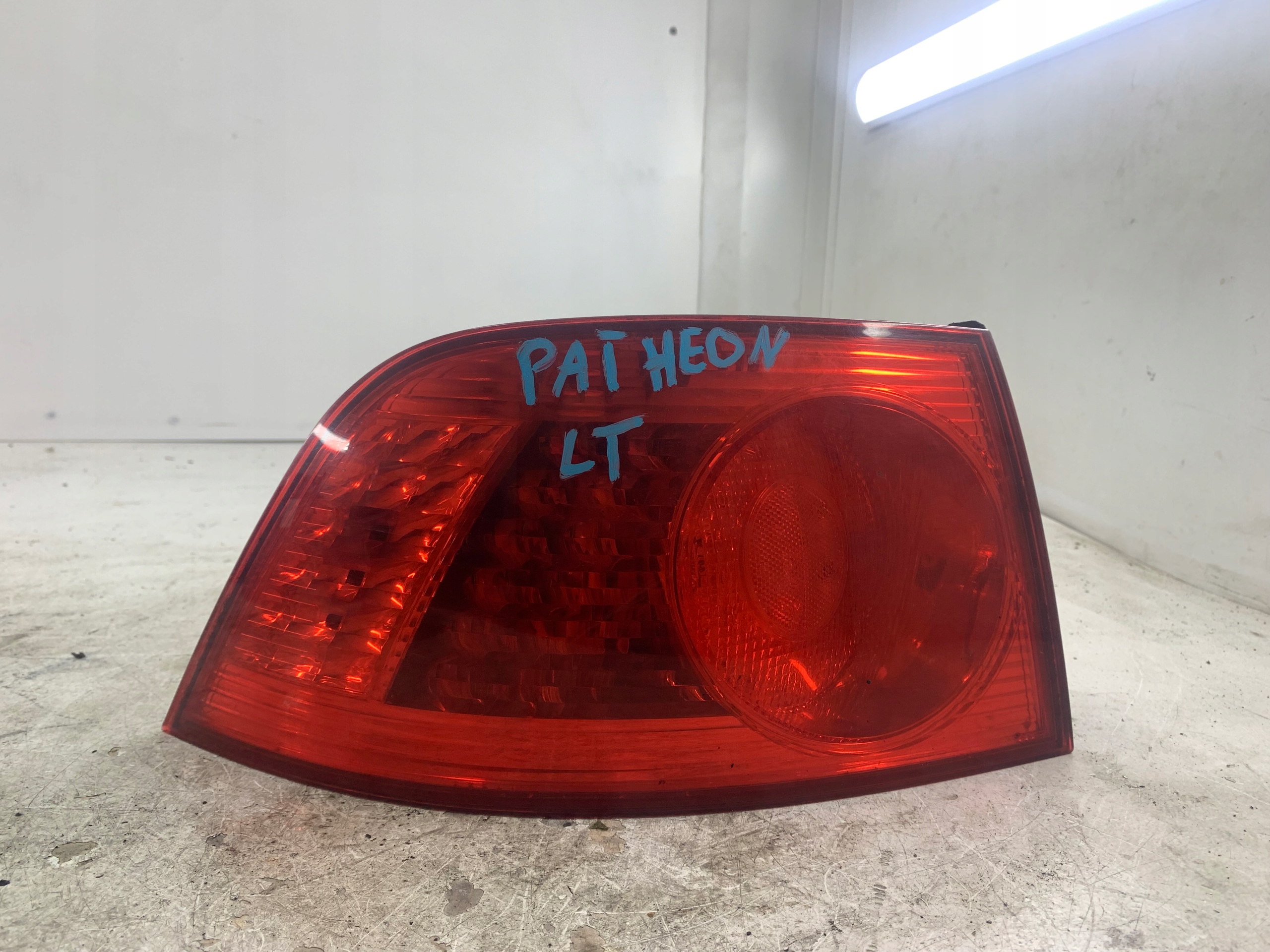 Dodatkowe zdjęcie używanej części: VW PHAETON LAMPA LEWA TYŁ