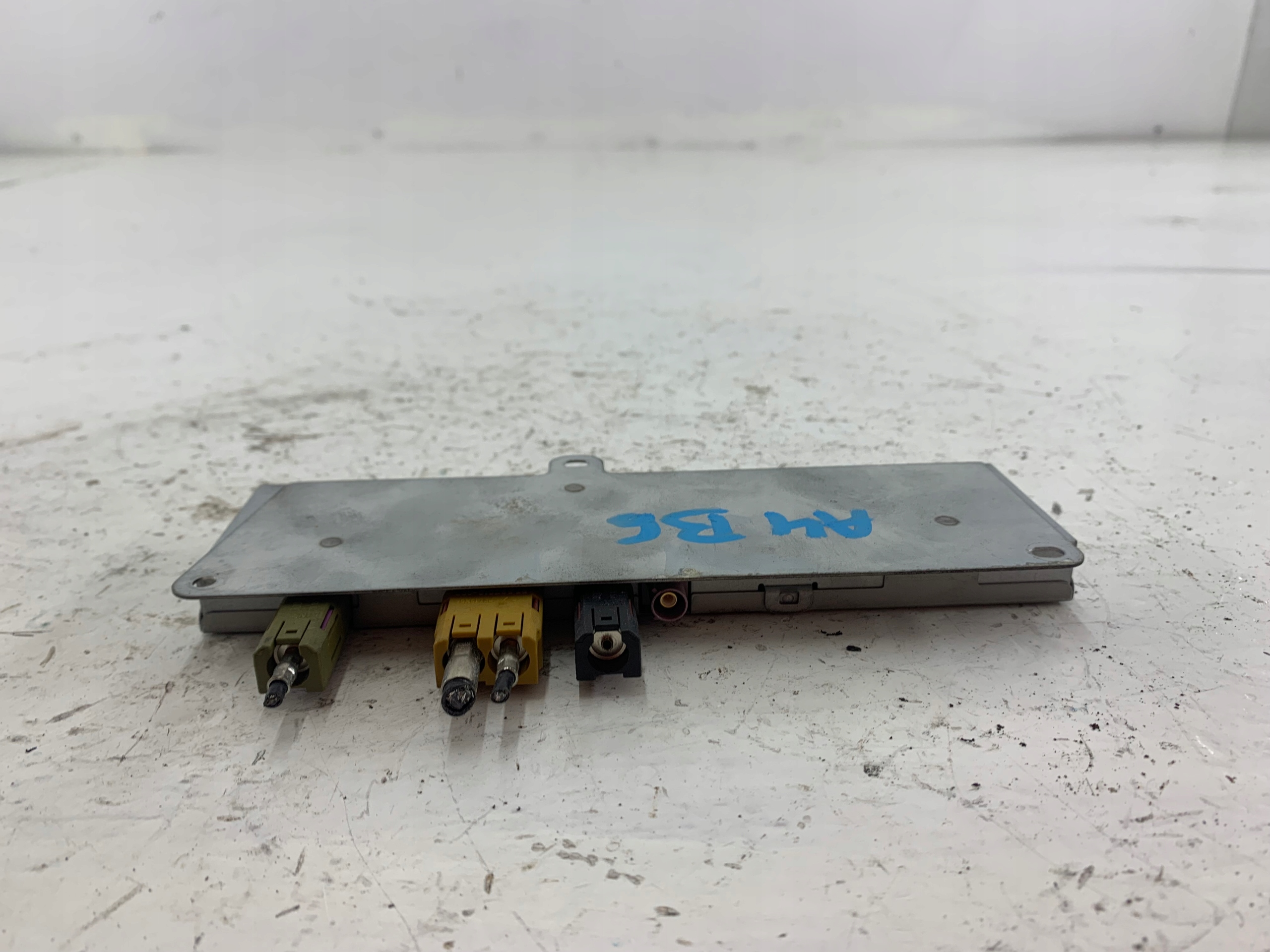 AUDI A4 B6 B7 MODUŁ WZMACNIACZ ANTENOWY 8E9035225B - zdjęcie 3