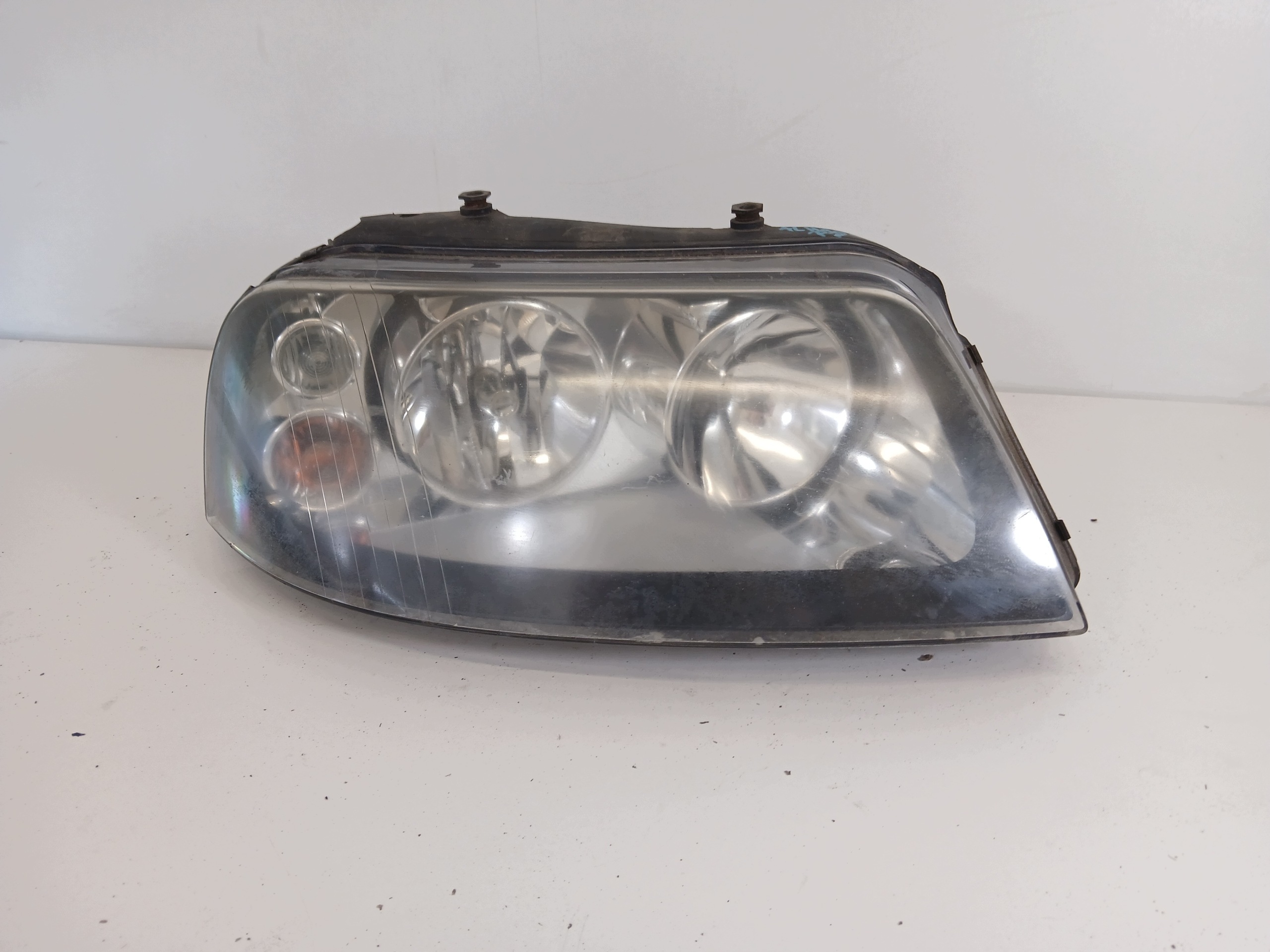 Dodatkowe zdjęcie używanej części: SEAT ALHAMBRA I LIFT LAMPA LEWA PRZÓD CIEMNA EUROPA