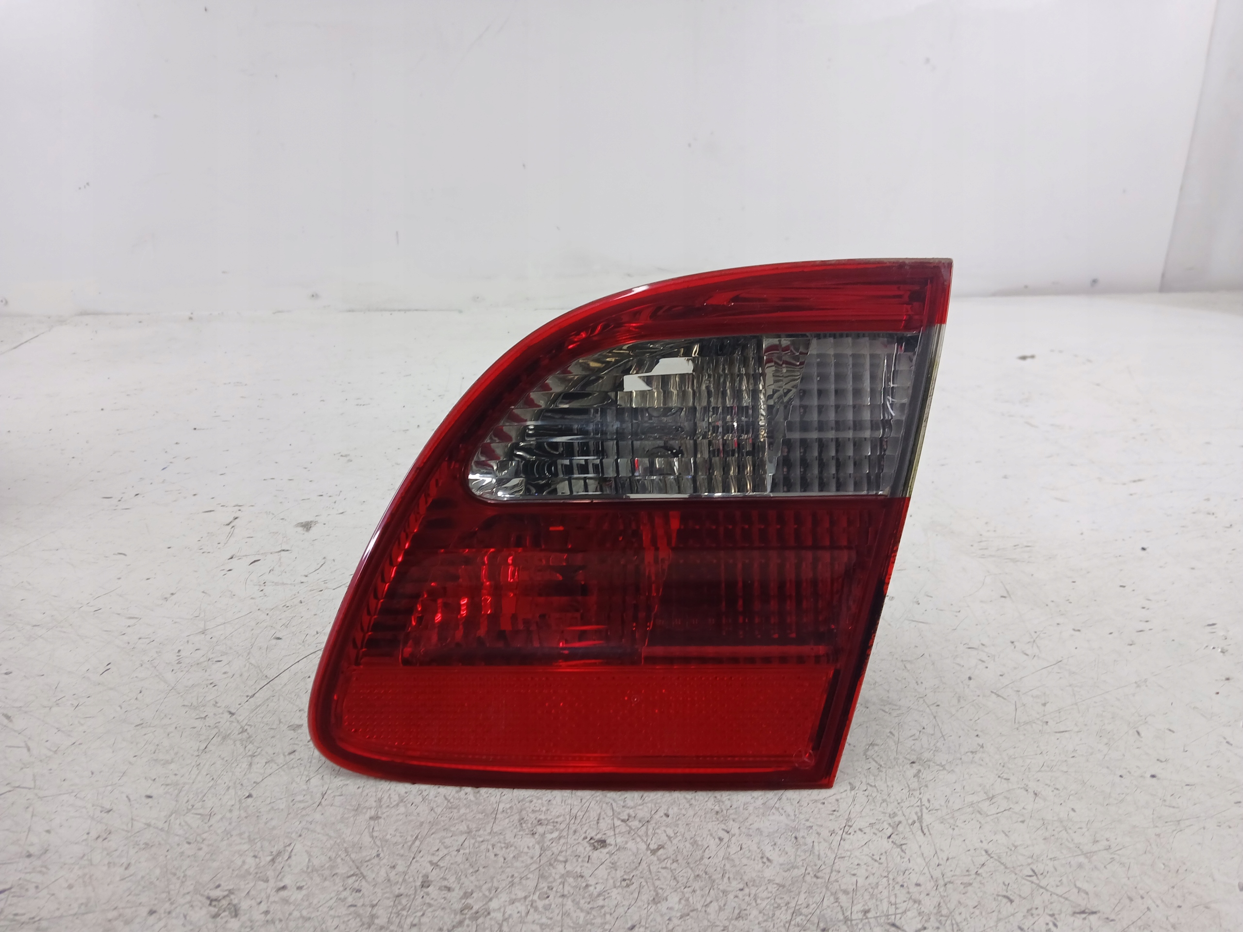 Dodatkowe zdjęcie używanej części: MERCEDES W211 KOMBI LIFT LAMPA PRAWA TYŁ KLAPA A2118203064