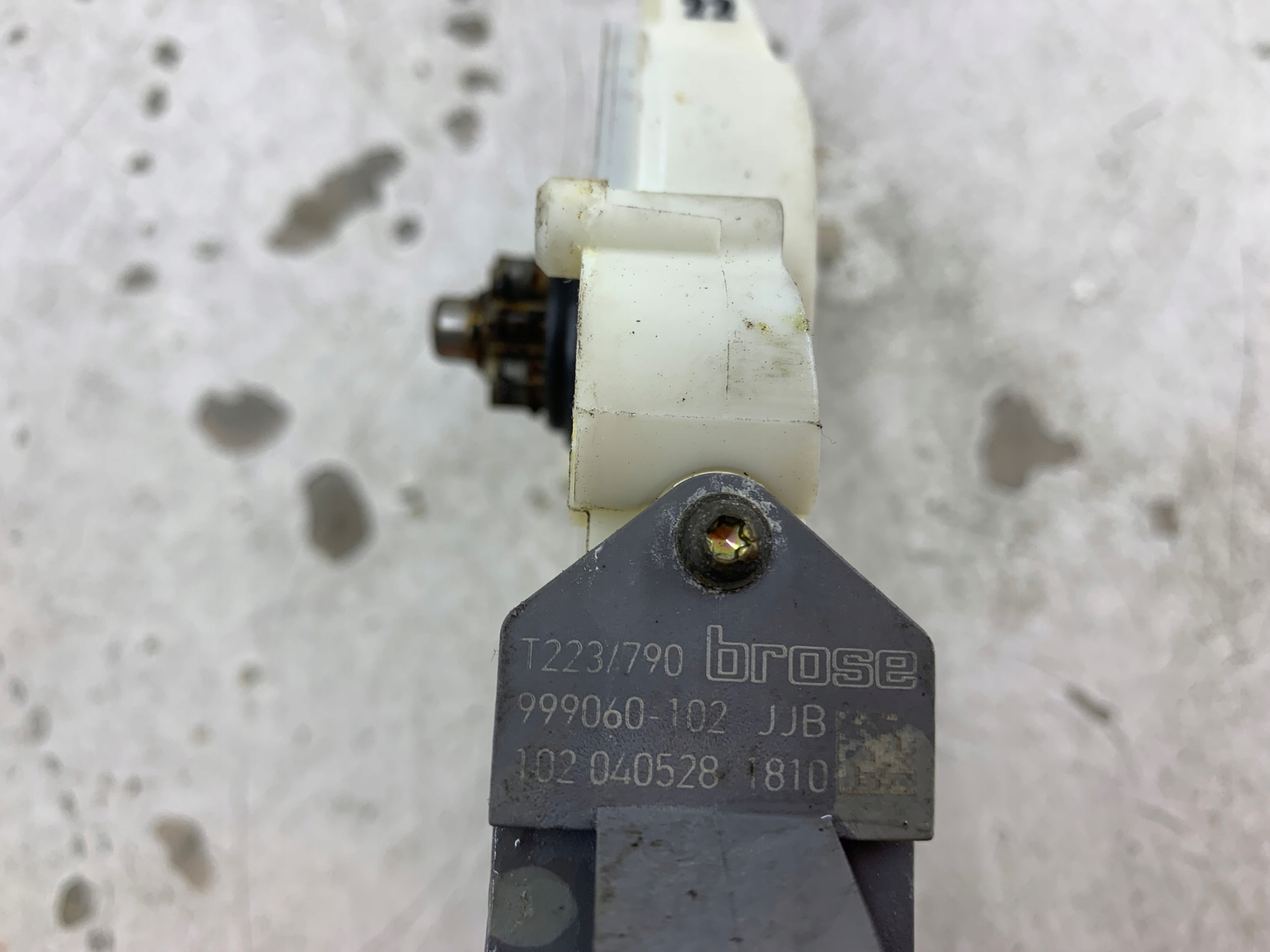 TOYOTA AVENSIS T25 KOMBI SILNICZEK SZYBY PRAWY TYŁ 69830-05100 - zdjęcie 7