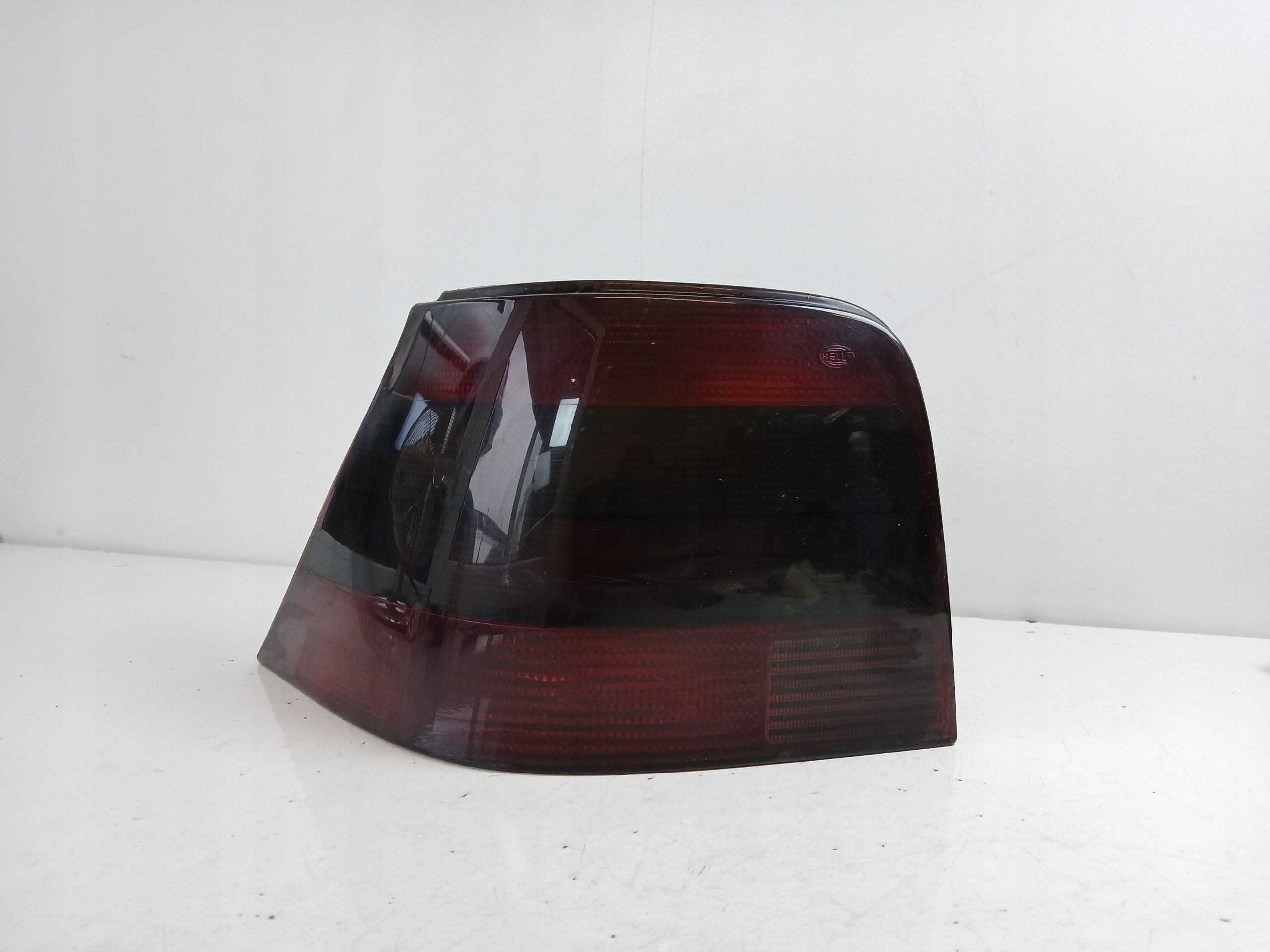 Dodatkowe zdjęcie używanej części: VW GOLF IV HB LAMPA LEWA TYŁ CIEMNA PRZYCIEMNIONA