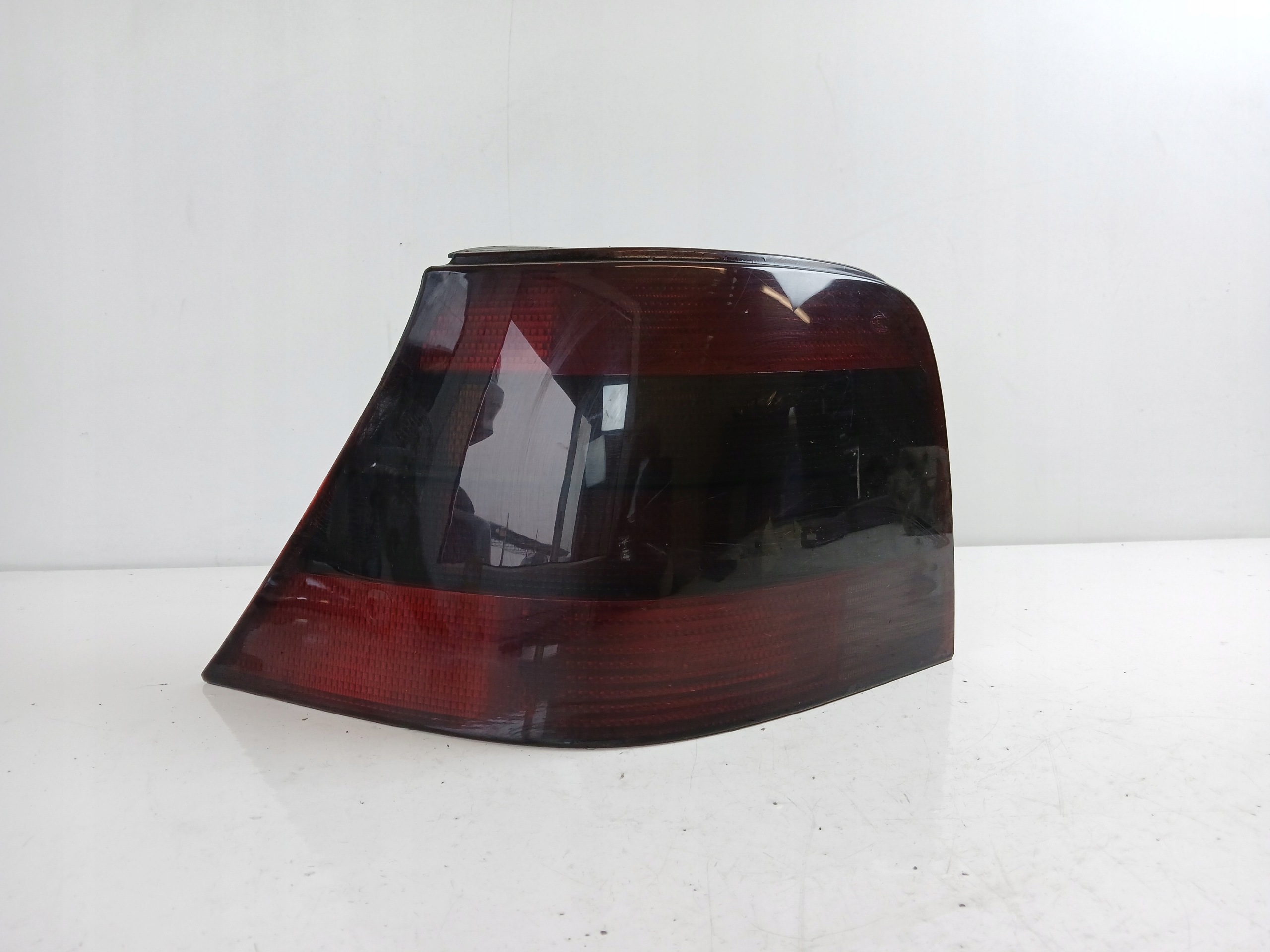 VW GOLF IV HB LAMPA LEWA TYŁ CIEMNA PRZYCIEMNIONA - zdjęcie 4