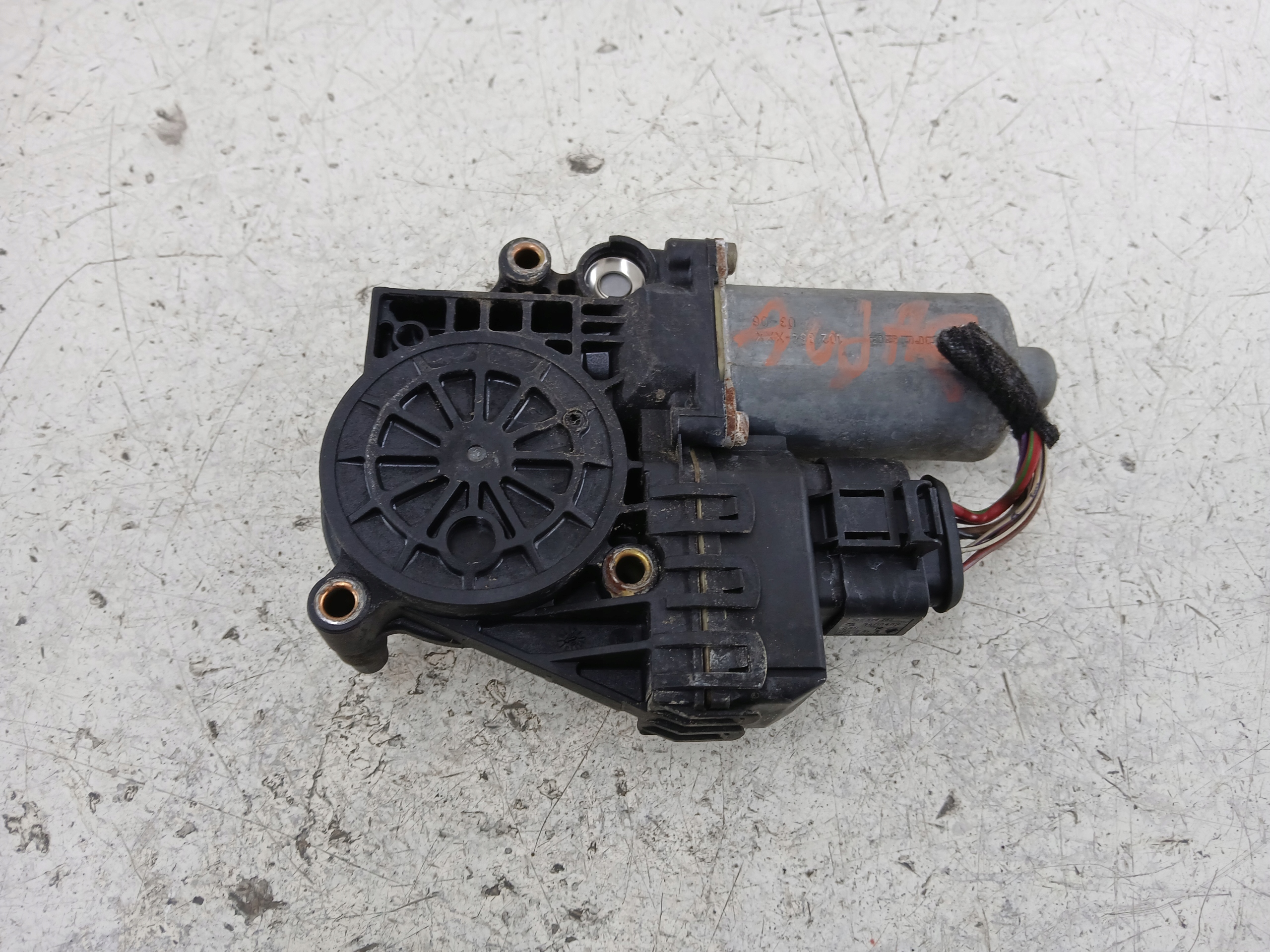 Dodatkowe zdjęcie używanej części: AUDI A6 C5 SILNICZEK SZYBY PRAWY PRZÓD 0130821774