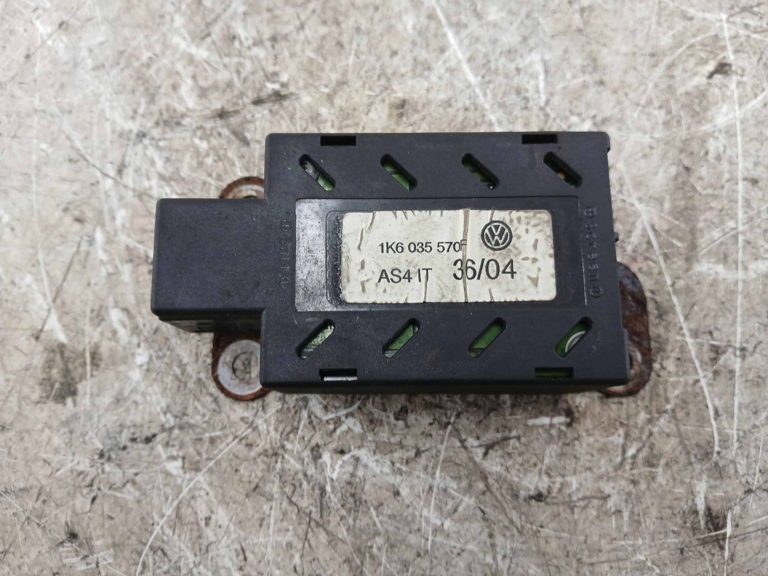 Dodatkowe zdjęcie używanej części: VW GOLF V WZMACNIACZ ANTENOWY 1K6035570F