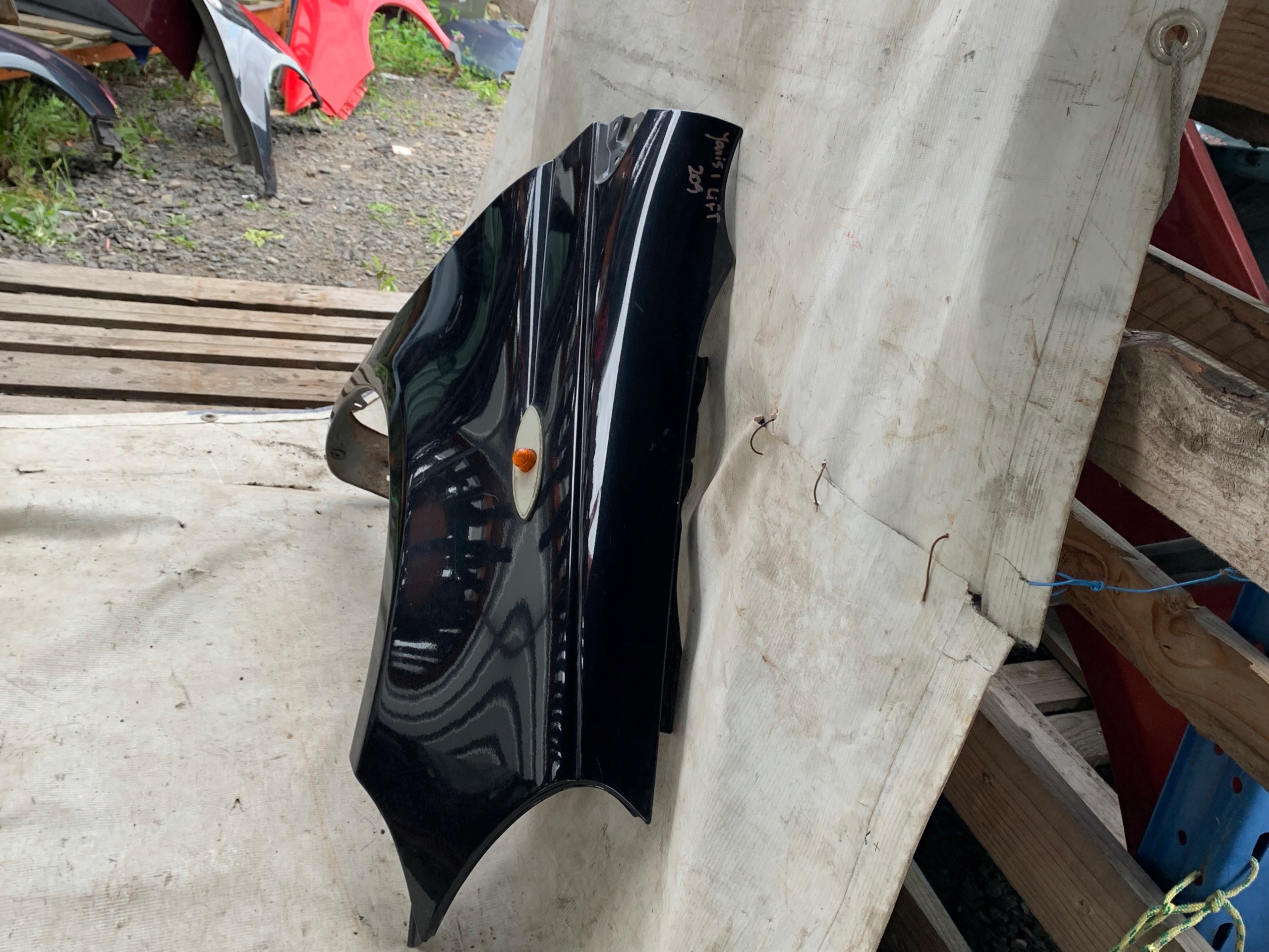 TOYOTA YARIS I LIFT BŁOTNIK PRAWY 209 - zdjęcie 3