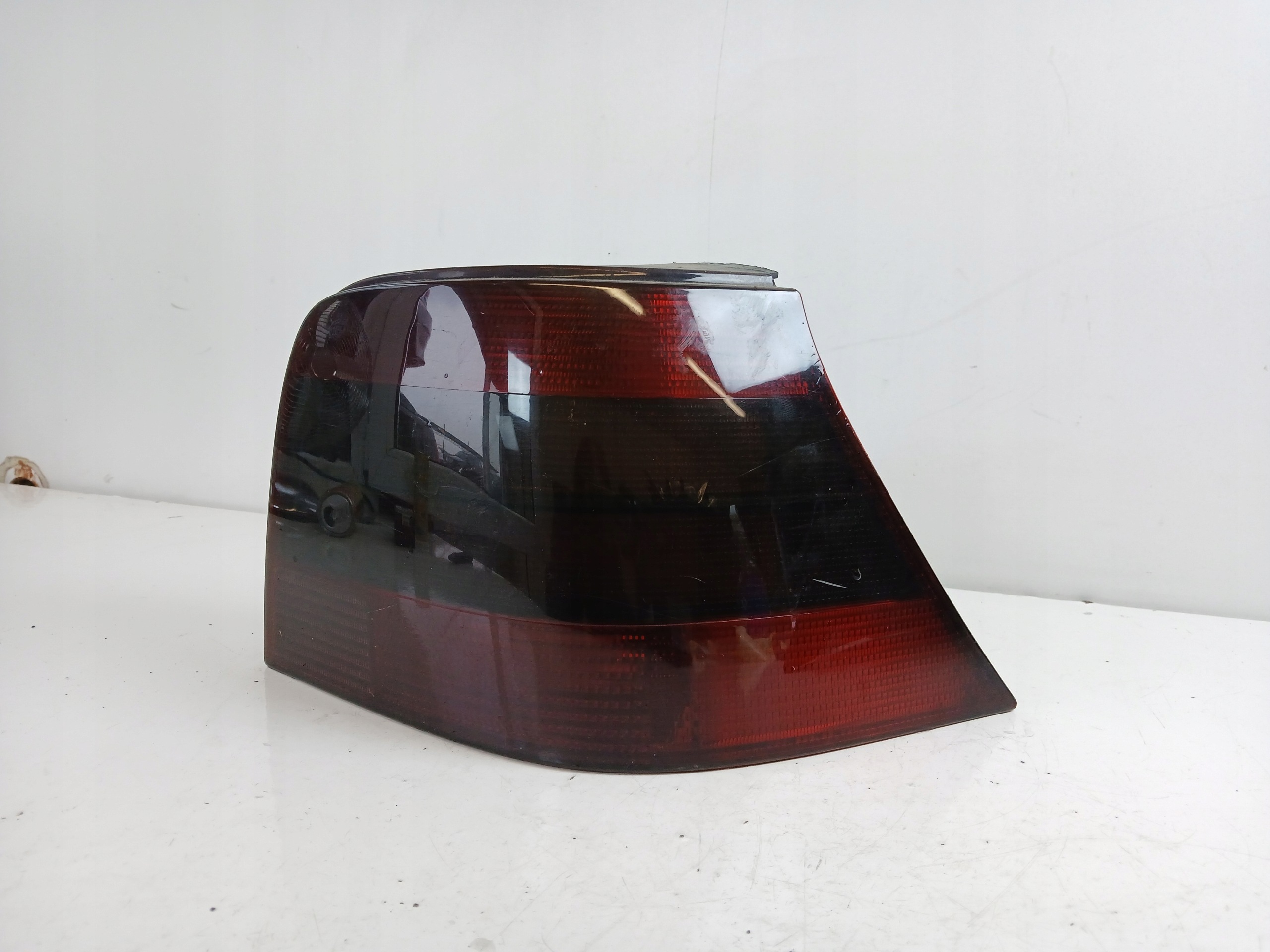 VW GOLF IV HB LAMPA PRAWA TYŁ CIEMNA PRZYCIEMNIONA - zdjęcie 4