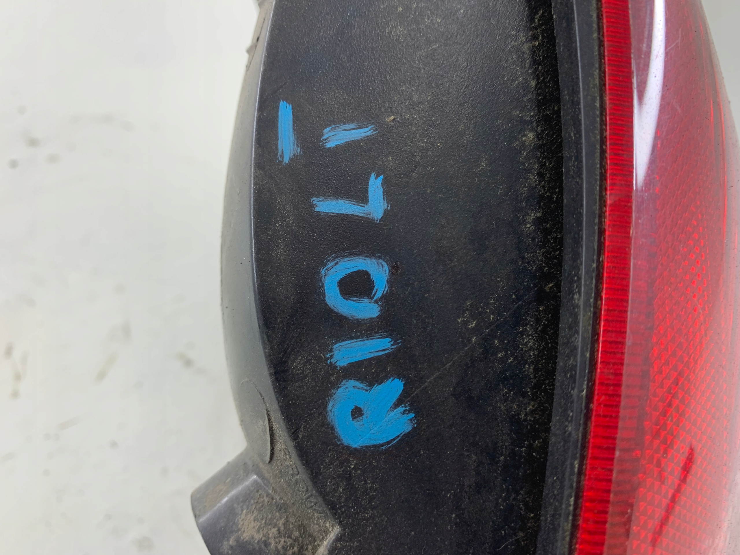 KIA RIO I LIFT KOMBI LAMPA LEWA TYŁ - zdjęcie 6