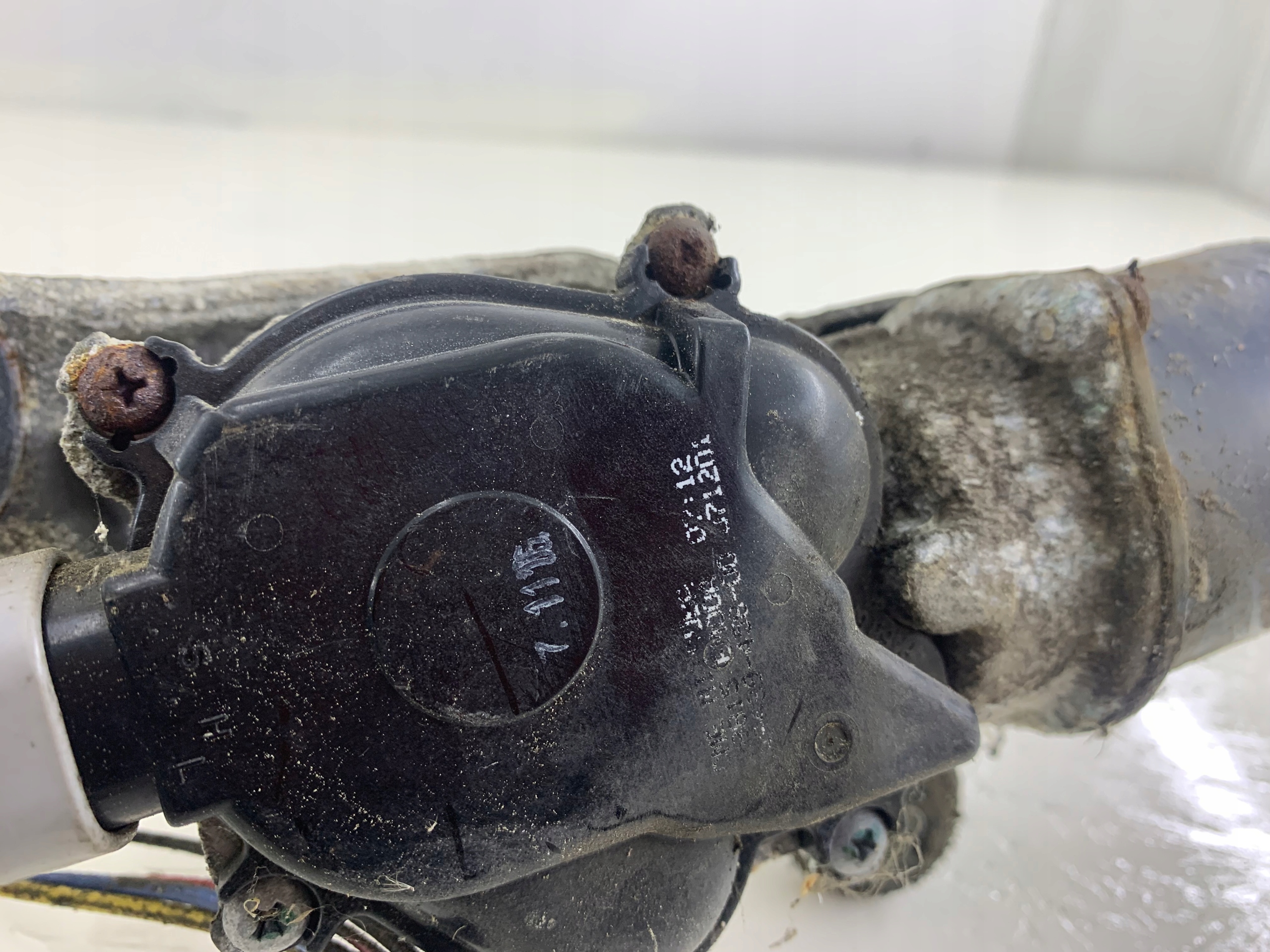 NISSAN TIIDA MECHANIZM WYCIERACZKI PRZÓD - zdjęcie 6
