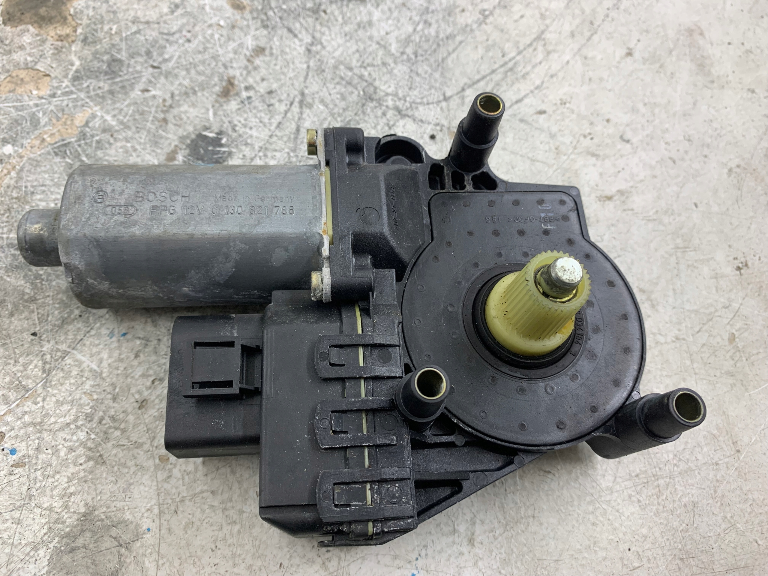 Dodatkowe zdjęcie używanej części: AUDI A4 B5 SILNICZEK SZYBY PRAWY PRZÓD 0130821786