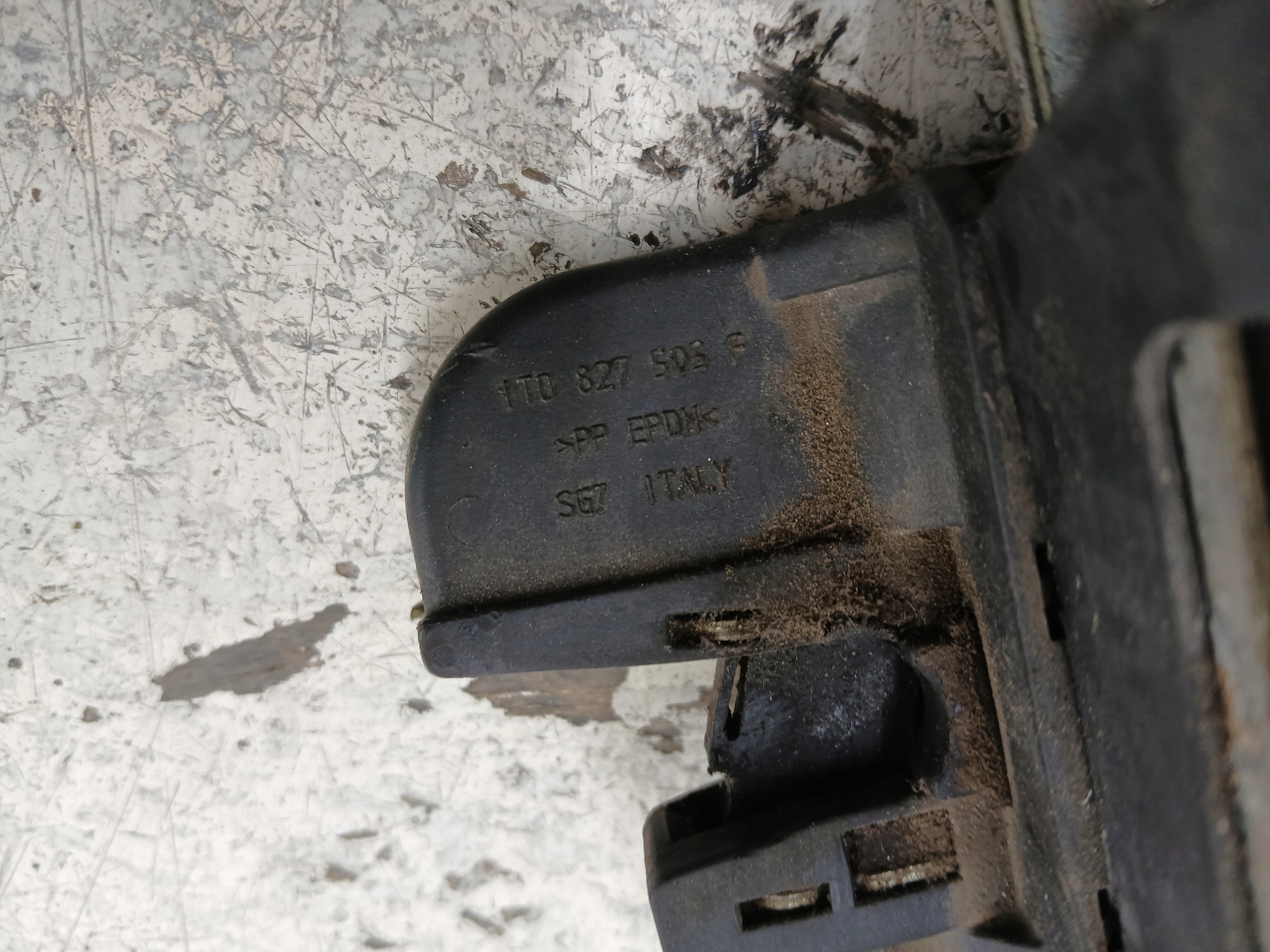 Dodatkowe zdjęcie używanej części: VW TOURAN I ZAMEK KLAPY BAGAŻNIKA 1T0827505F